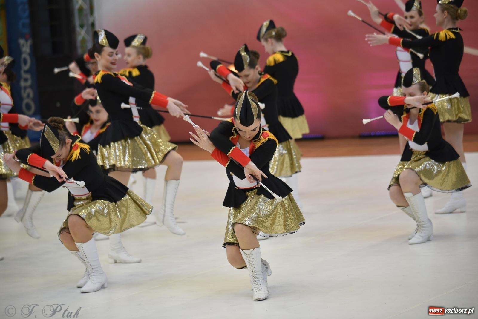 Zdjęcie w galerii na portalu naszraciborz.pl: Mażoretki zawładnęły areną przy Łąkowej. Drugi dzień mistrzostw [FOTO] wiadomości z regionu