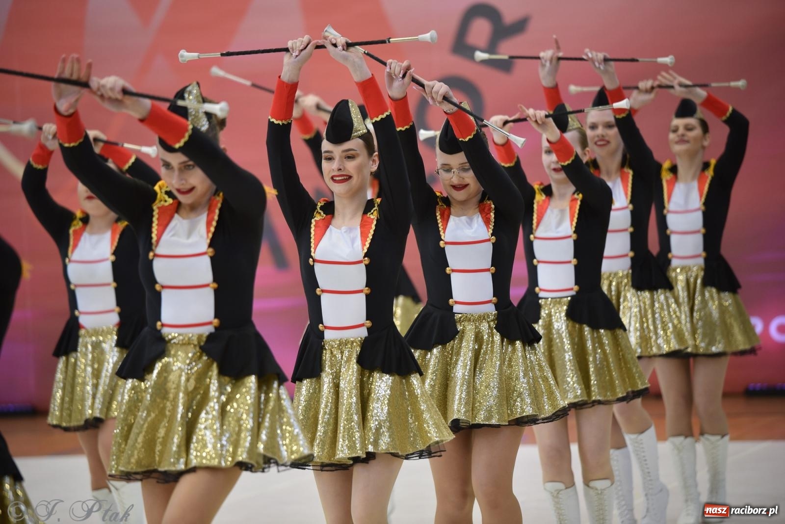 Zdjęcie w galerii na portalu naszraciborz.pl: Mażoretki zawładnęły areną przy Łąkowej. Drugi dzień mistrzostw [FOTO] wiadomości z regionu