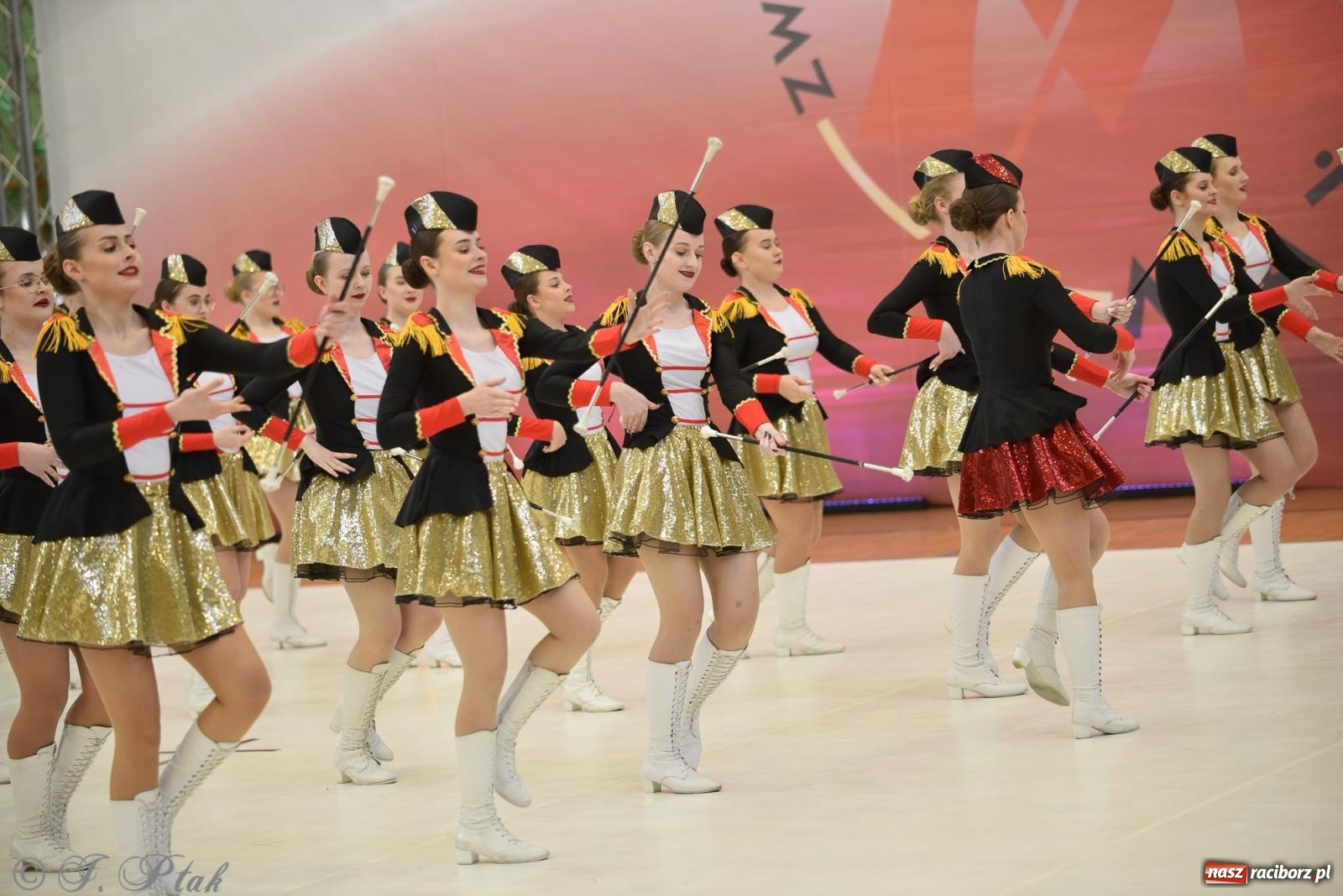 Zdjęcie w galerii na portalu naszraciborz.pl: Mażoretki zawładnęły areną przy Łąkowej. Drugi dzień mistrzostw [FOTO] wiadomości z regionu