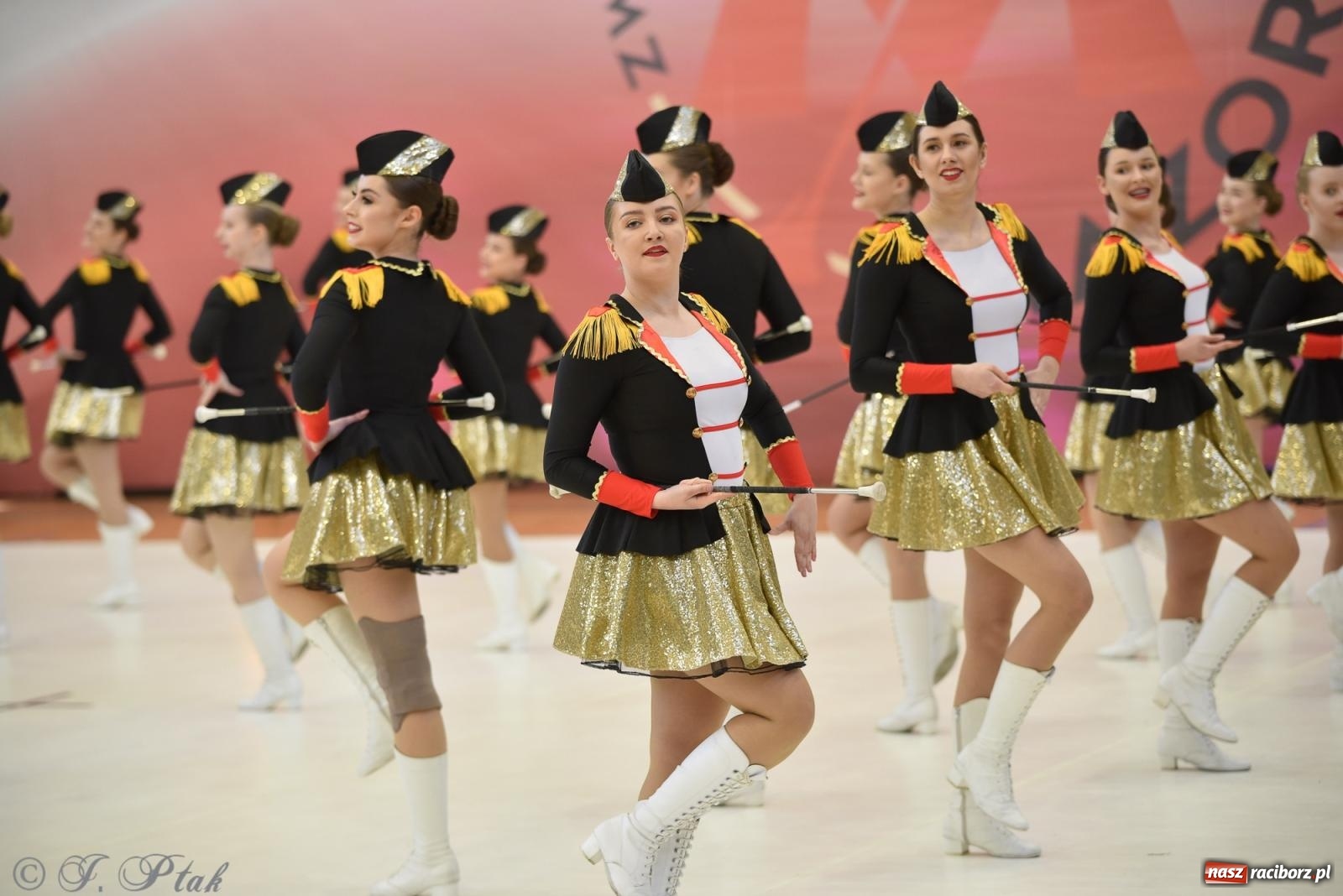 Zdjęcie w galerii na portalu naszraciborz.pl: Mażoretki zawładnęły areną przy Łąkowej. Drugi dzień mistrzostw [FOTO] wiadomości z regionu