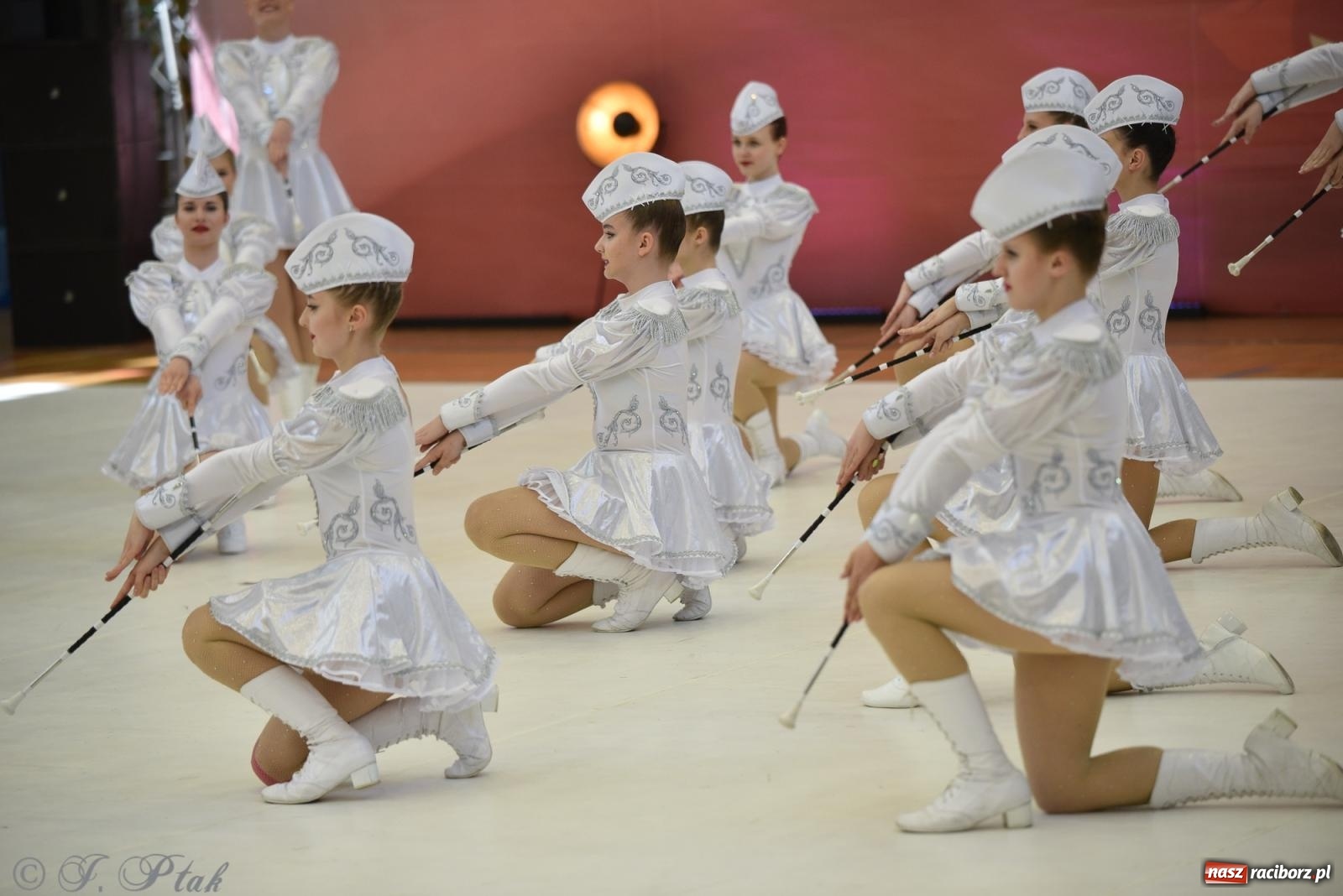 Zdjęcie w galerii na portalu naszraciborz.pl: Mażoretki zawładnęły areną przy Łąkowej. Drugi dzień mistrzostw [FOTO] wiadomości z regionu