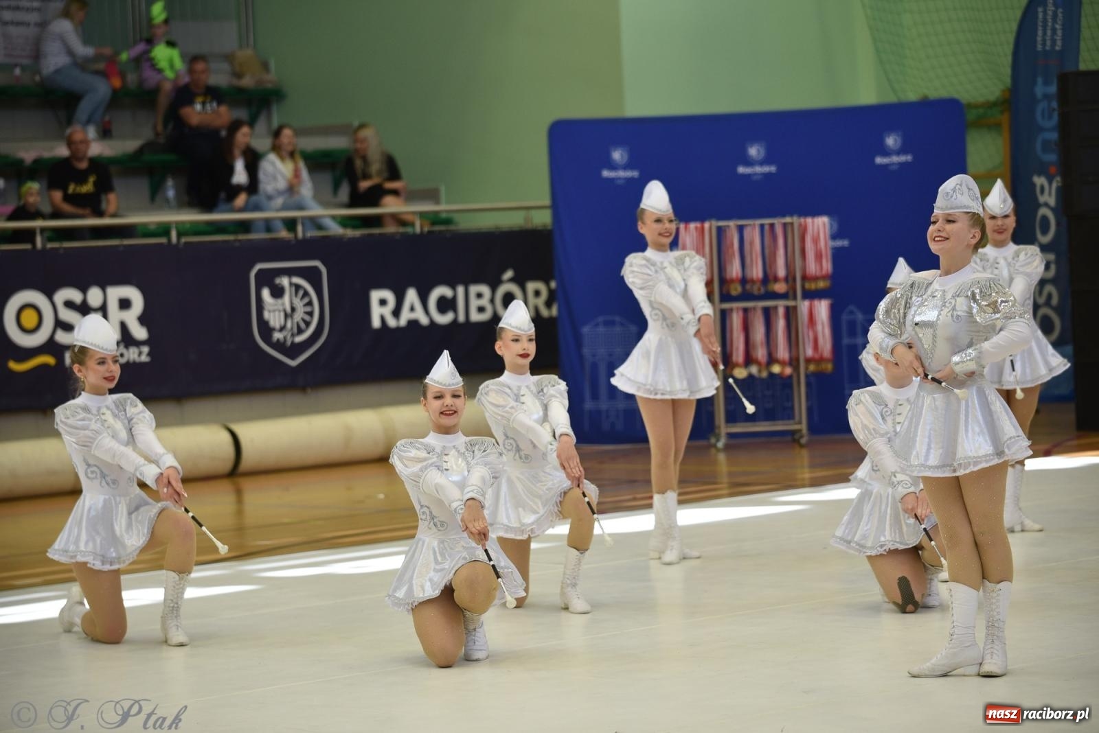 Zdjęcie w galerii na portalu naszraciborz.pl: Mażoretki zawładnęły areną przy Łąkowej. Drugi dzień mistrzostw [FOTO] wiadomości z regionu