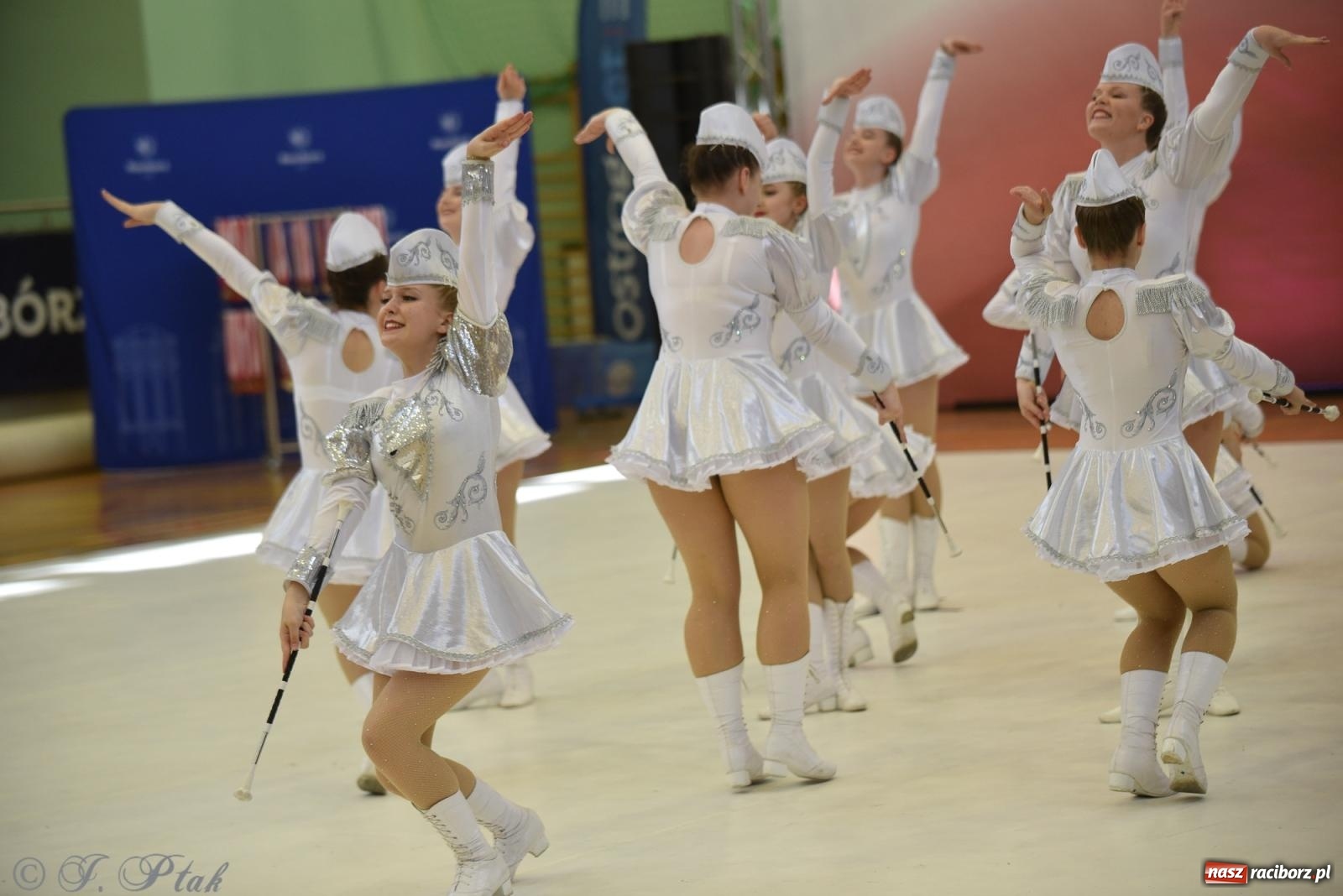 Zdjęcie w galerii na portalu naszraciborz.pl: Mażoretki zawładnęły areną przy Łąkowej. Drugi dzień mistrzostw [FOTO] wiadomości z regionu