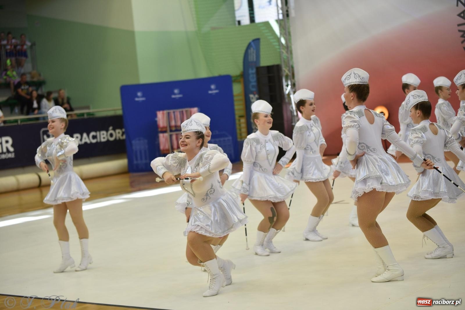Zdjęcie w galerii na portalu naszraciborz.pl: Mażoretki zawładnęły areną przy Łąkowej. Drugi dzień mistrzostw [FOTO] wiadomości z regionu