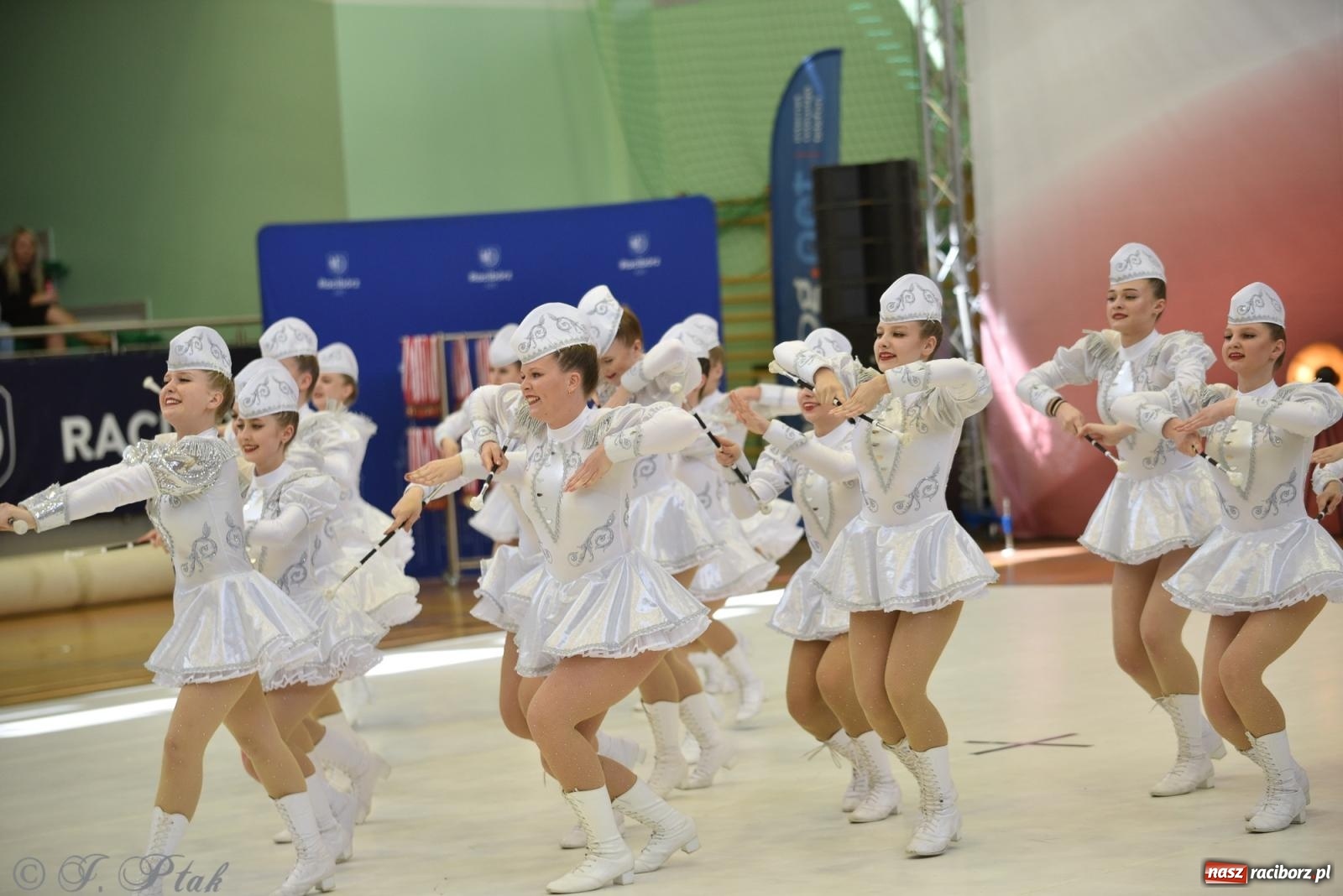 Zdjęcie w galerii na portalu naszraciborz.pl: Mażoretki zawładnęły areną przy Łąkowej. Drugi dzień mistrzostw [FOTO] wiadomości z regionu
