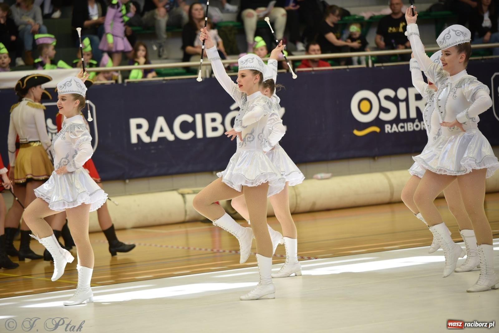 Zdjęcie w galerii na portalu naszraciborz.pl: Mażoretki zawładnęły areną przy Łąkowej. Drugi dzień mistrzostw [FOTO] wiadomości z regionu