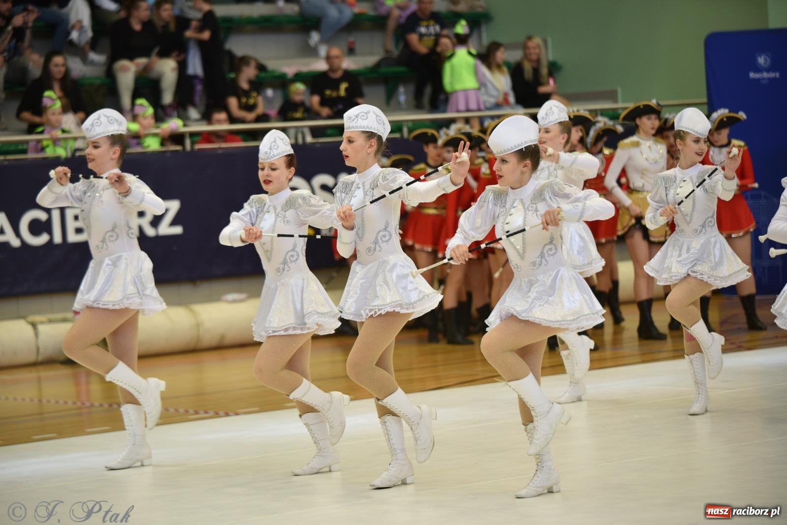 Zdjęcie w galerii na portalu naszraciborz.pl: Mażoretki zawładnęły areną przy Łąkowej. Drugi dzień mistrzostw [FOTO] wiadomości z regionu