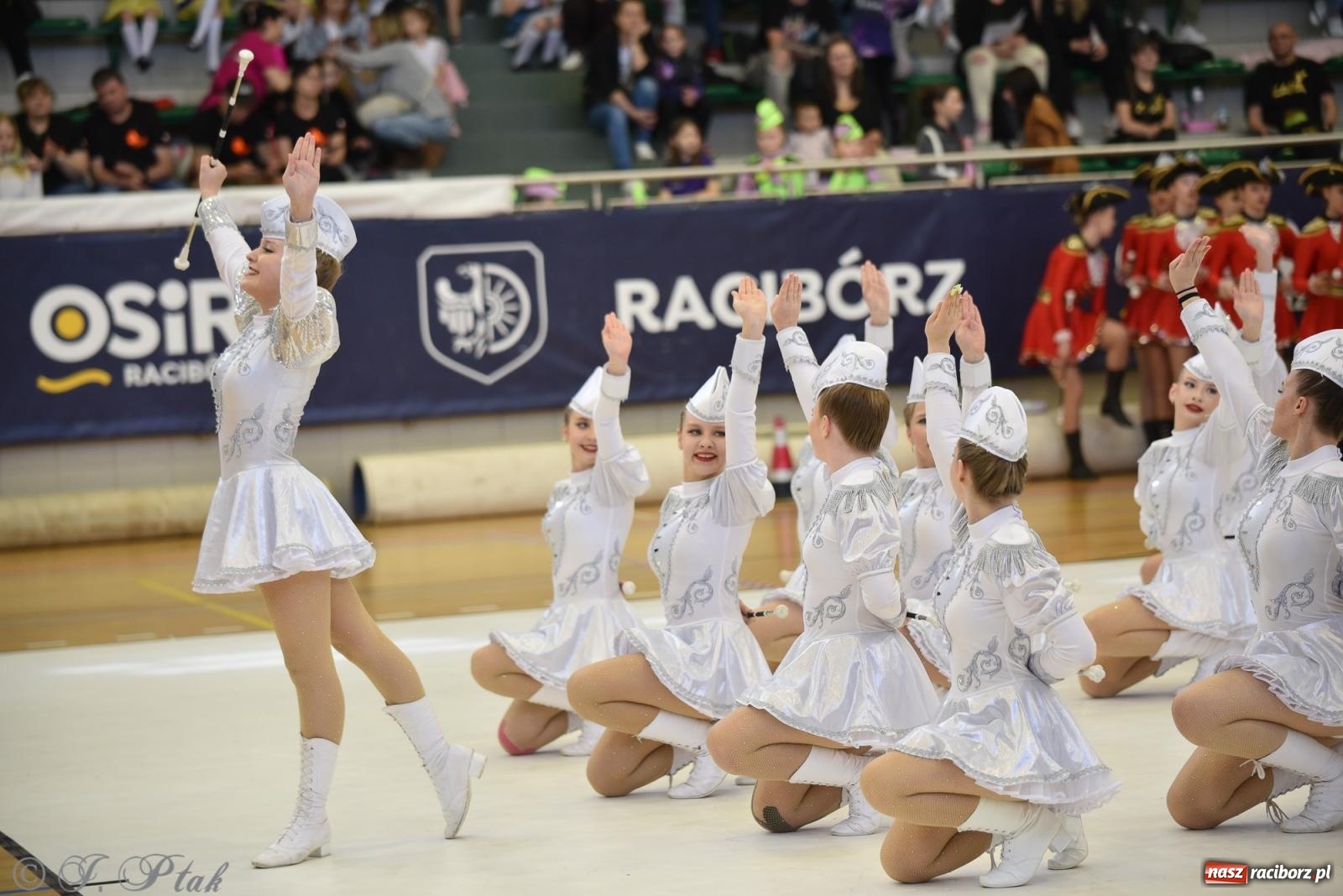 Zdjęcie w galerii na portalu naszraciborz.pl: Mażoretki zawładnęły areną przy Łąkowej. Drugi dzień mistrzostw [FOTO] wiadomości z regionu