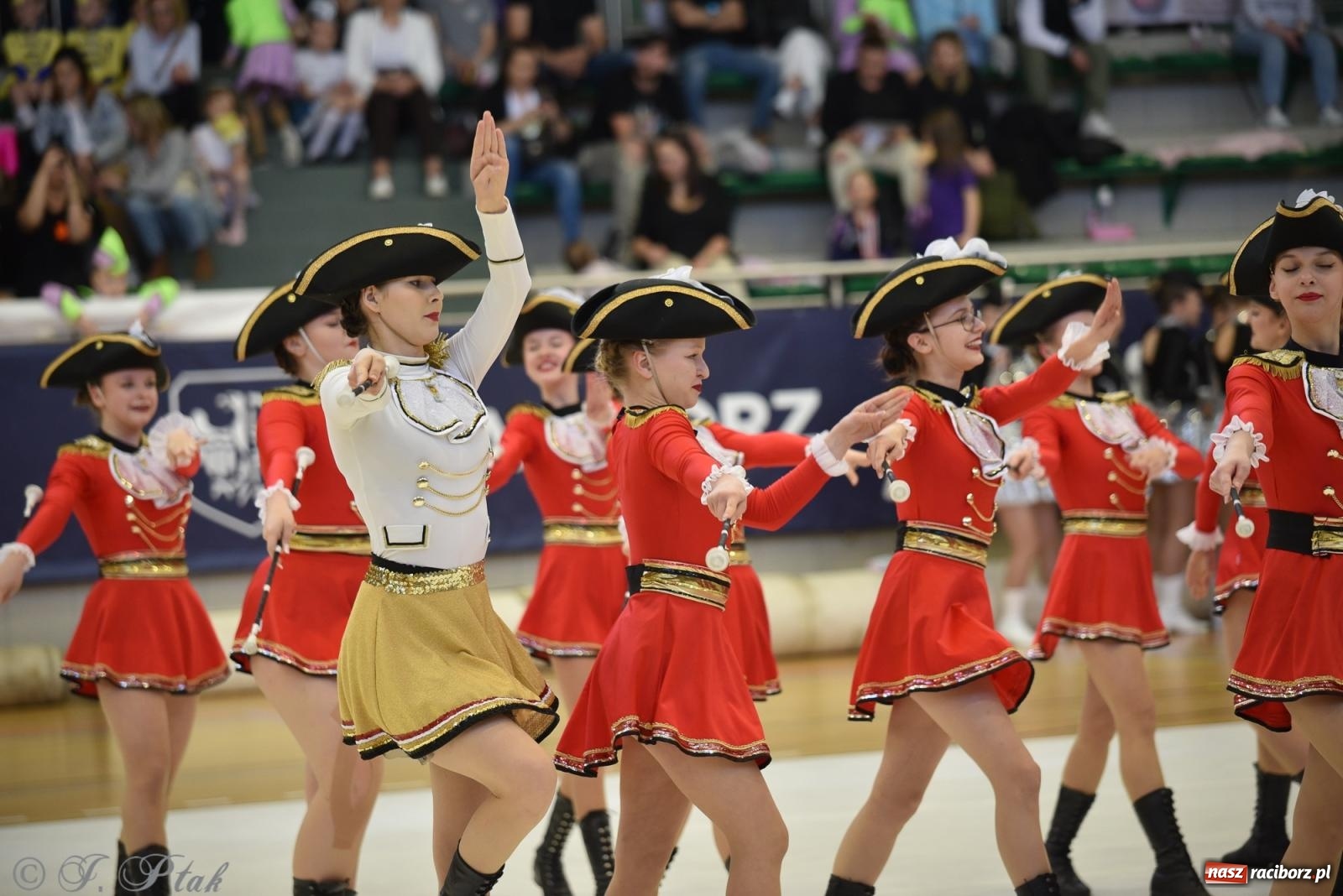 Zdjęcie w galerii na portalu naszraciborz.pl: Mażoretki zawładnęły areną przy Łąkowej. Drugi dzień mistrzostw [FOTO] wiadomości z regionu