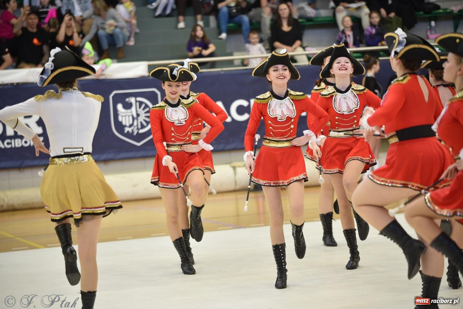 Zdjęcie w galerii na portalu naszraciborz.pl: Mażoretki zawładnęły areną przy Łąkowej. Drugi dzień mistrzostw [FOTO] wiadomości z regionu