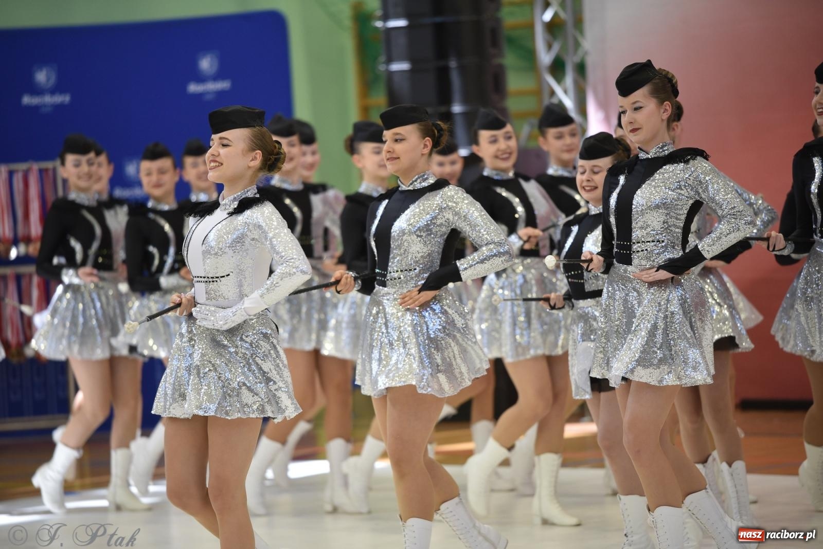 Zdjęcie w galerii na portalu naszraciborz.pl: Mażoretki zawładnęły areną przy Łąkowej. Drugi dzień mistrzostw [FOTO] wiadomości z regionu