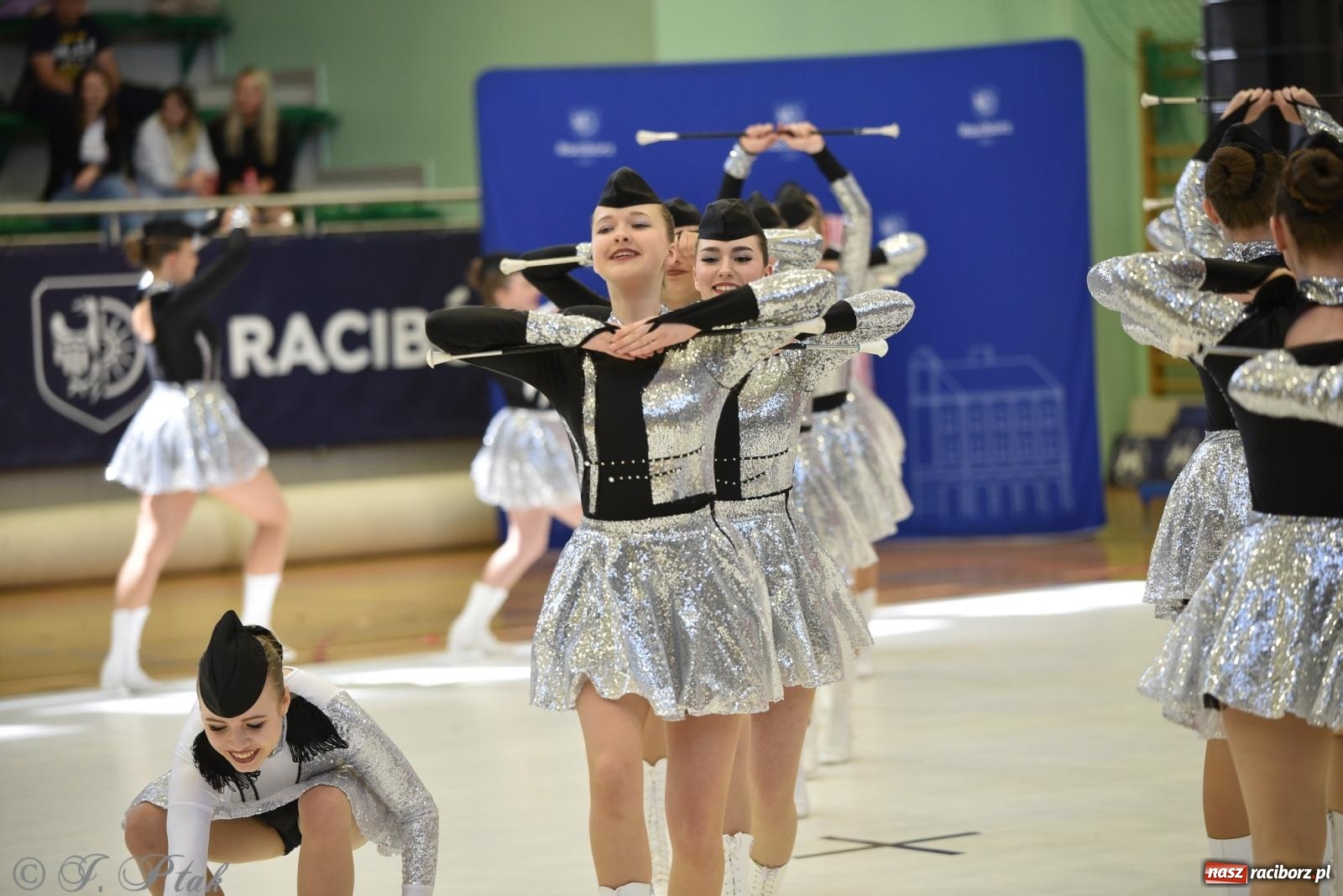 Zdjęcie w galerii na portalu naszraciborz.pl: Mażoretki zawładnęły areną przy Łąkowej. Drugi dzień mistrzostw [FOTO] wiadomości z regionu