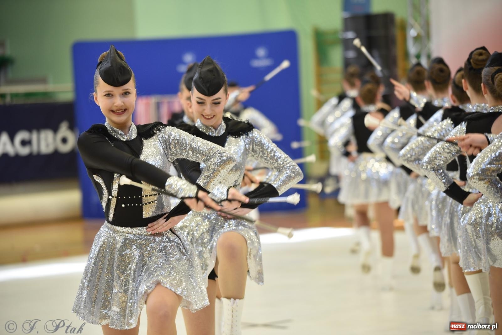 Zdjęcie w galerii na portalu naszraciborz.pl: Mażoretki zawładnęły areną przy Łąkowej. Drugi dzień mistrzostw [FOTO] wiadomości z regionu