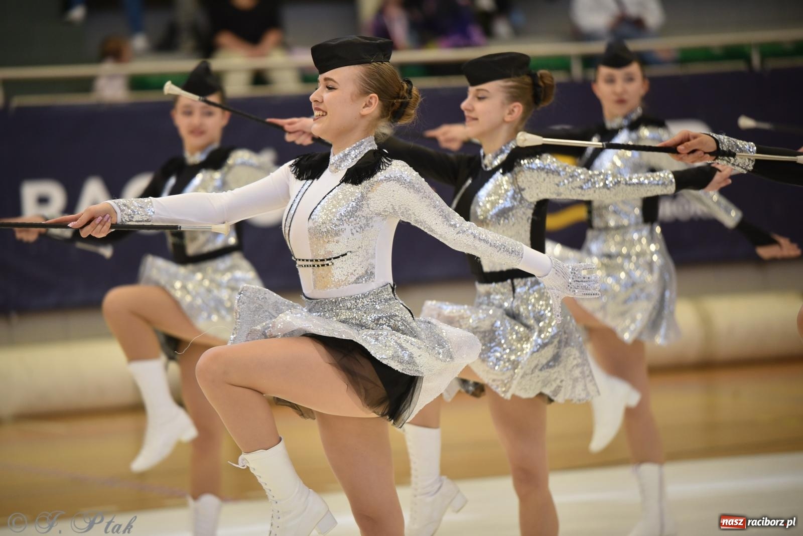 Zdjęcie w galerii na portalu naszraciborz.pl: Mażoretki zawładnęły areną przy Łąkowej. Drugi dzień mistrzostw [FOTO] wiadomości z regionu