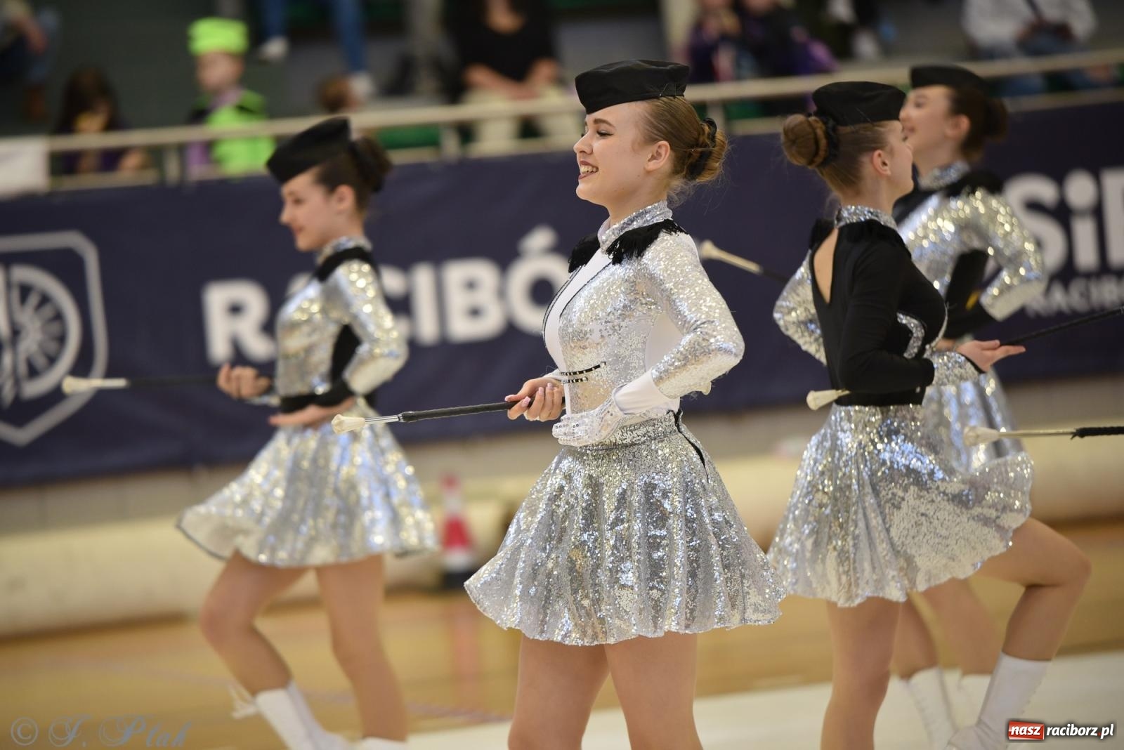 Zdjęcie w galerii na portalu naszraciborz.pl: Mażoretki zawładnęły areną przy Łąkowej. Drugi dzień mistrzostw [FOTO] wiadomości z regionu