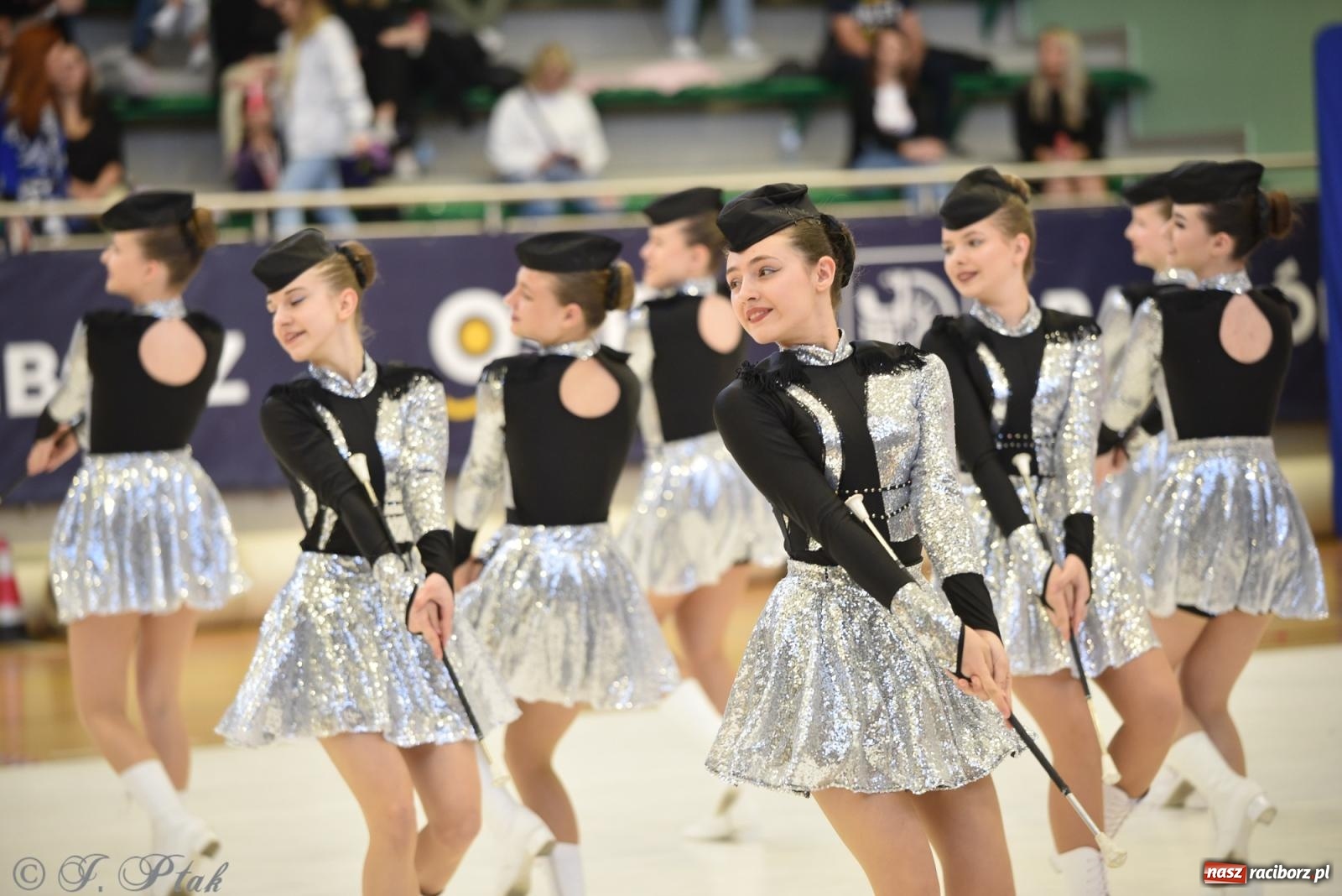 Zdjęcie w galerii na portalu naszraciborz.pl: Mażoretki zawładnęły areną przy Łąkowej. Drugi dzień mistrzostw [FOTO] wiadomości z regionu