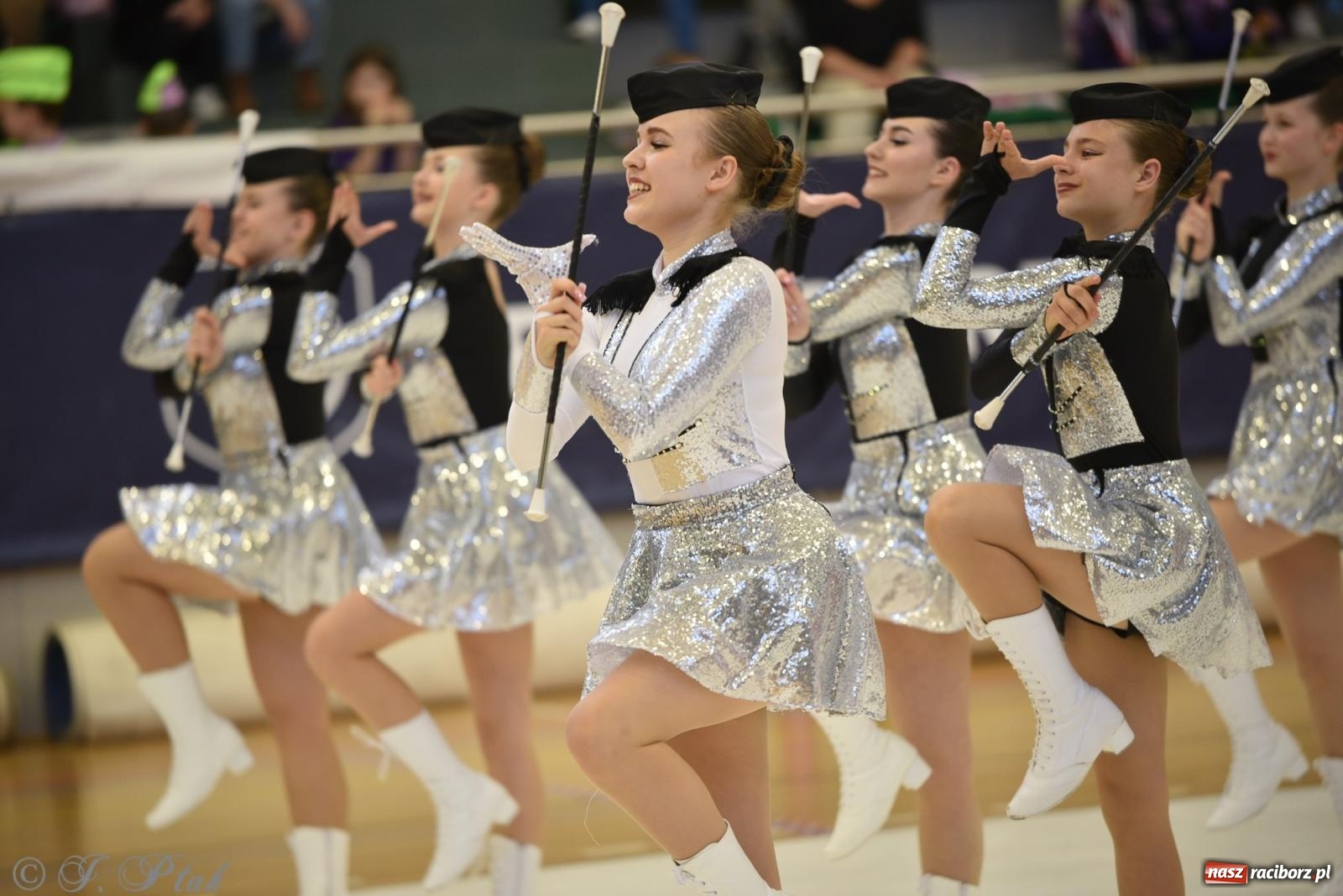 Zdjęcie w galerii na portalu naszraciborz.pl: Mażoretki zawładnęły areną przy Łąkowej. Drugi dzień mistrzostw [FOTO] wiadomości z regionu
