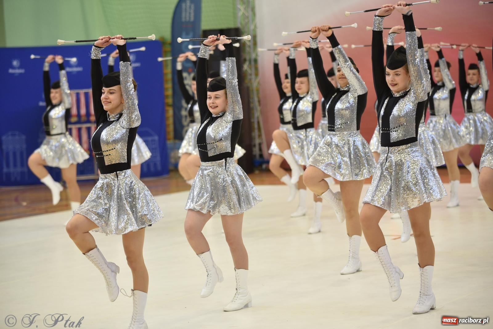 Zdjęcie w galerii na portalu naszraciborz.pl: Mażoretki zawładnęły areną przy Łąkowej. Drugi dzień mistrzostw [FOTO] wiadomości z regionu