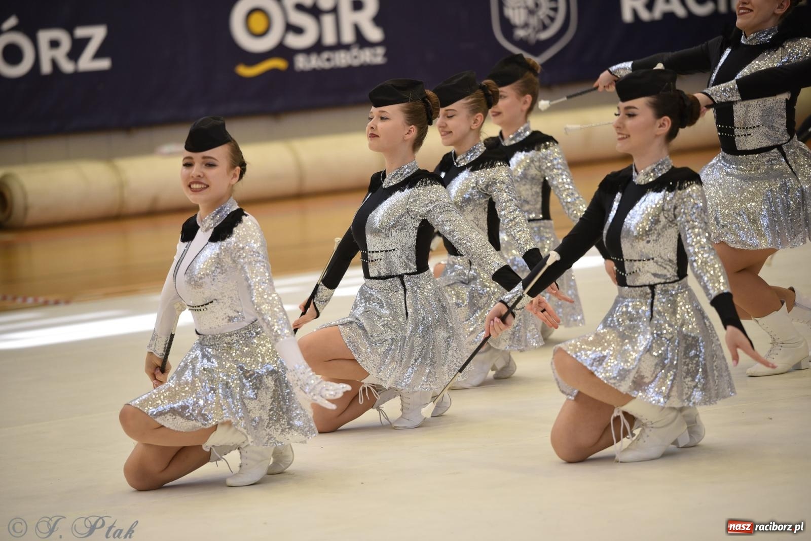 Zdjęcie w galerii na portalu naszraciborz.pl: Mażoretki zawładnęły areną przy Łąkowej. Drugi dzień mistrzostw [FOTO] wiadomości z regionu