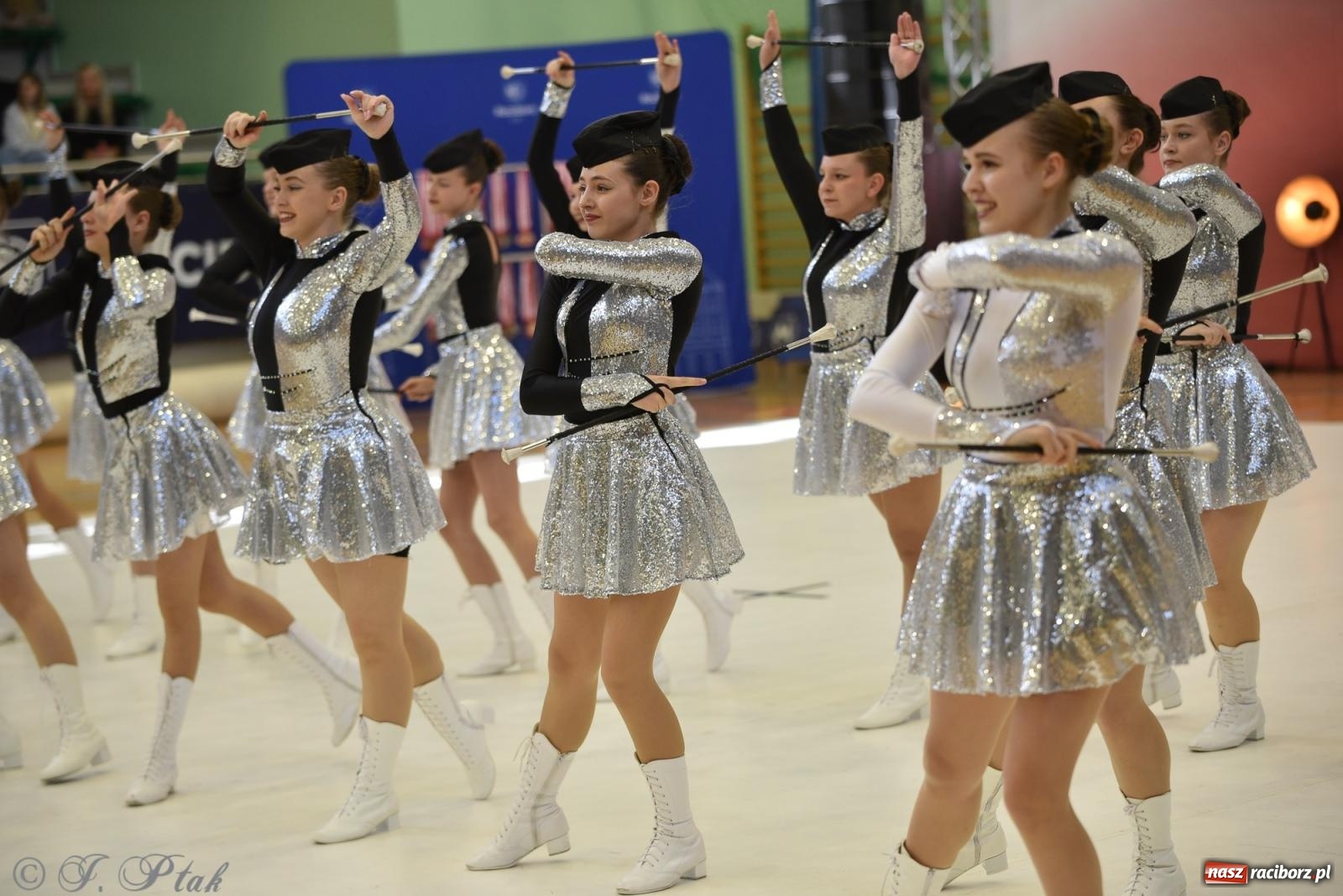 Zdjęcie w galerii na portalu naszraciborz.pl: Mażoretki zawładnęły areną przy Łąkowej. Drugi dzień mistrzostw [FOTO] wiadomości z regionu