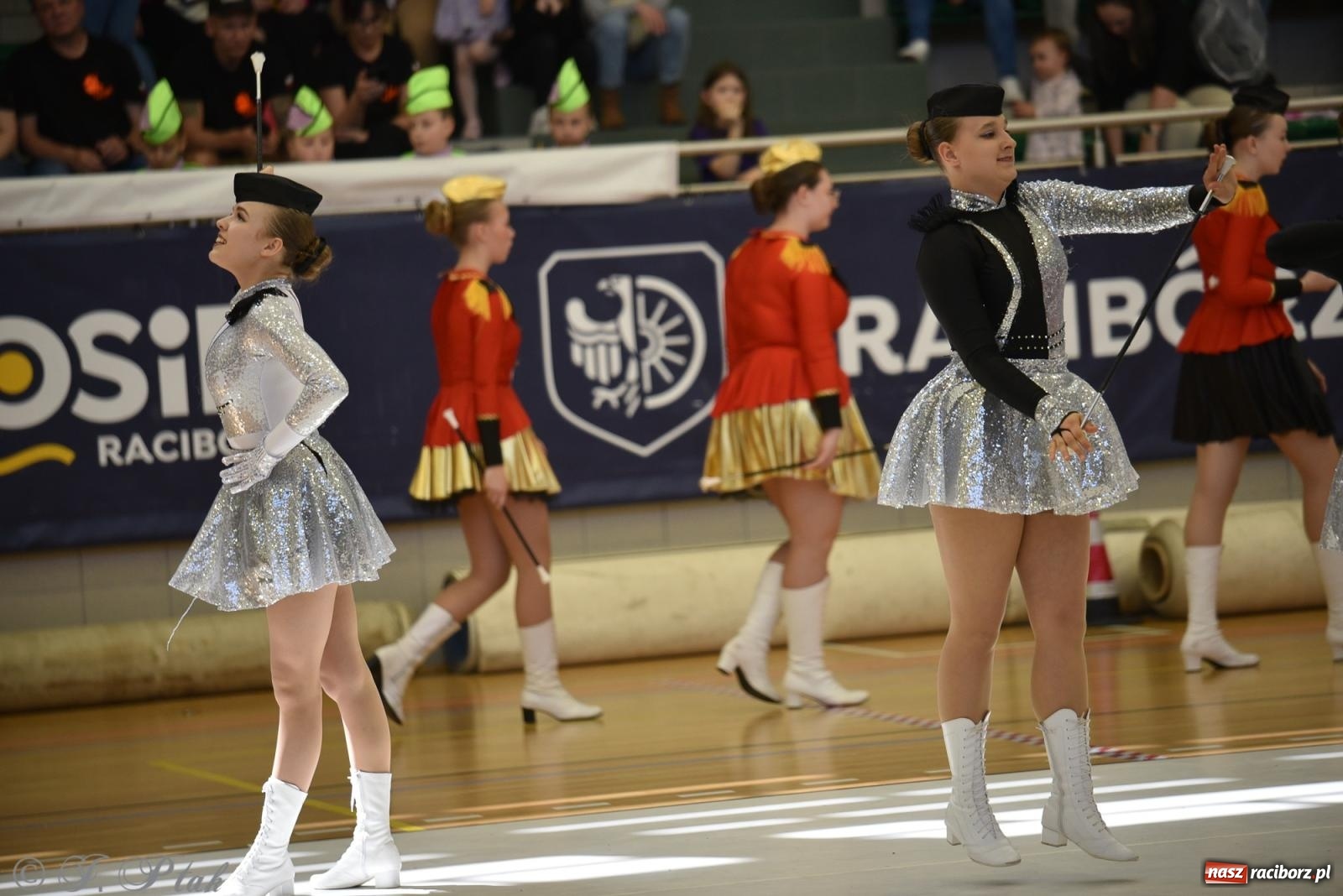 Zdjęcie w galerii na portalu naszraciborz.pl: Mażoretki zawładnęły areną przy Łąkowej. Drugi dzień mistrzostw [FOTO] wiadomości z regionu