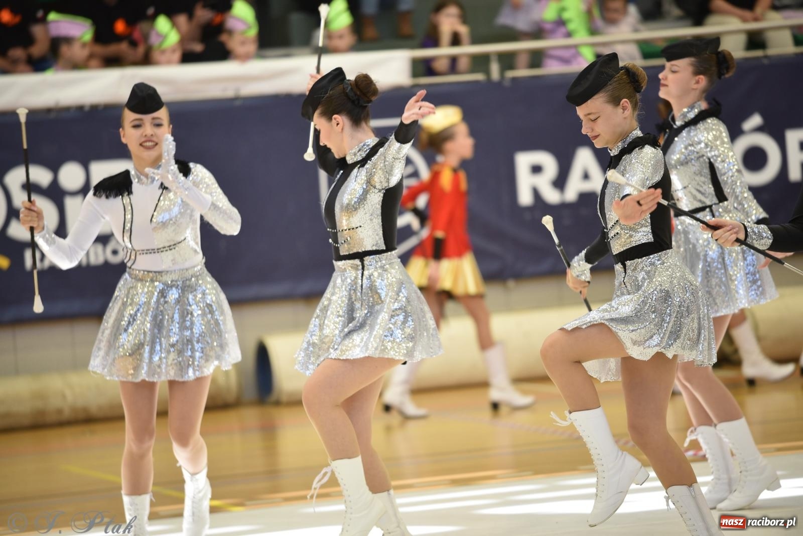 Zdjęcie w galerii na portalu naszraciborz.pl: Mażoretki zawładnęły areną przy Łąkowej. Drugi dzień mistrzostw [FOTO] wiadomości z regionu