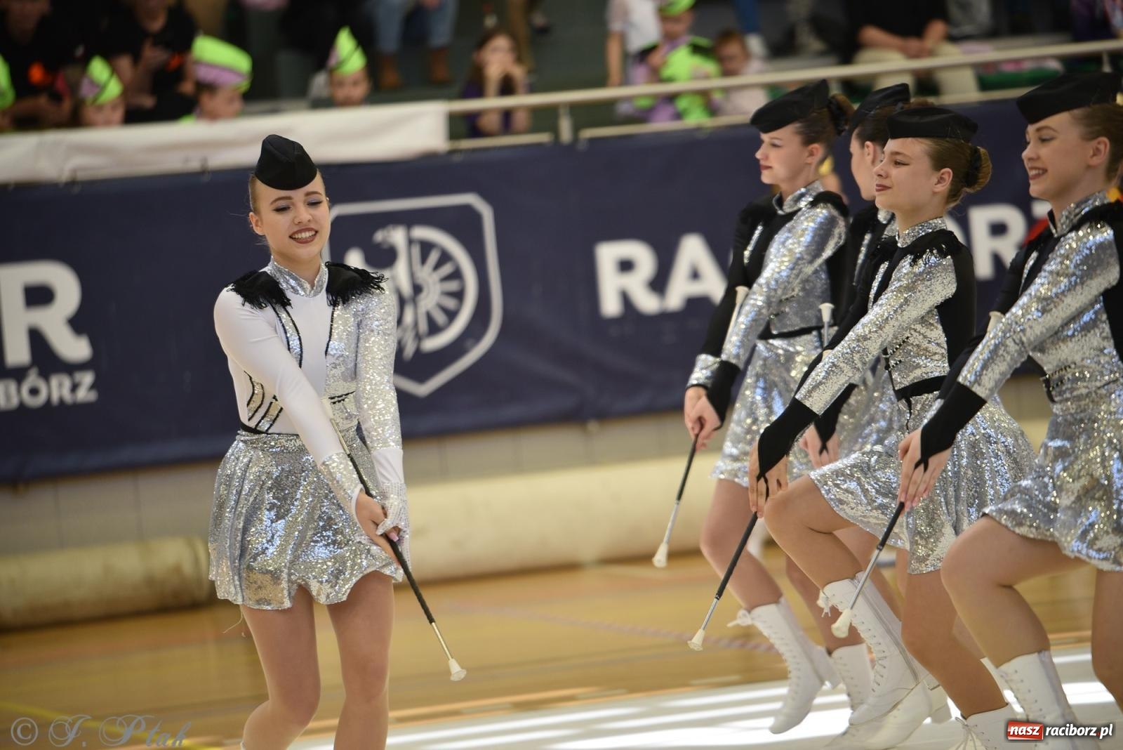Zdjęcie w galerii na portalu naszraciborz.pl: Mażoretki zawładnęły areną przy Łąkowej. Drugi dzień mistrzostw [FOTO] wiadomości z regionu