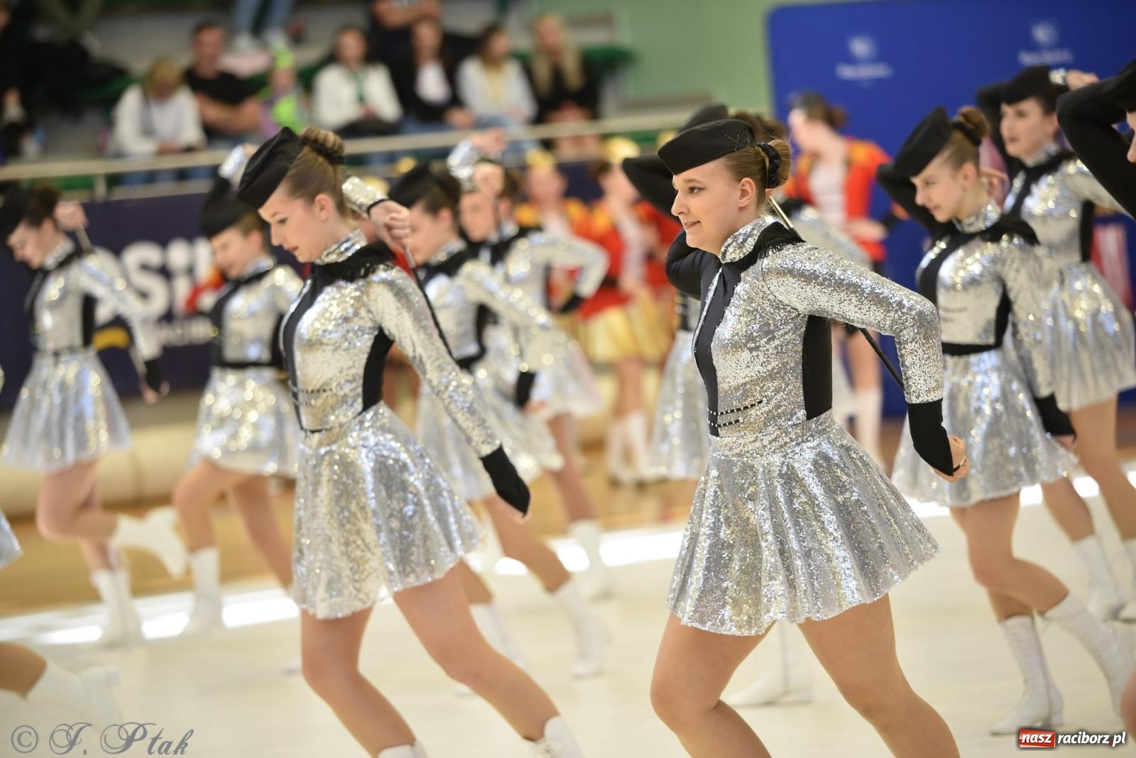 Zdjęcie w galerii na portalu naszraciborz.pl: Mażoretki zawładnęły areną przy Łąkowej. Drugi dzień mistrzostw [FOTO] wiadomości z regionu