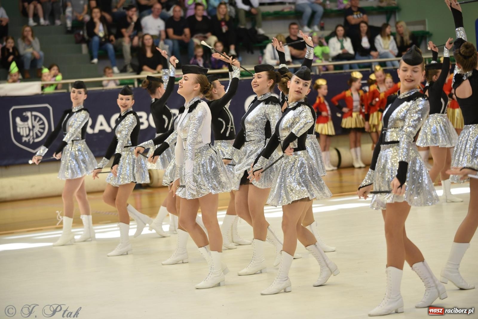 Zdjęcie w galerii na portalu naszraciborz.pl: Mażoretki zawładnęły areną przy Łąkowej. Drugi dzień mistrzostw [FOTO] wiadomości z regionu