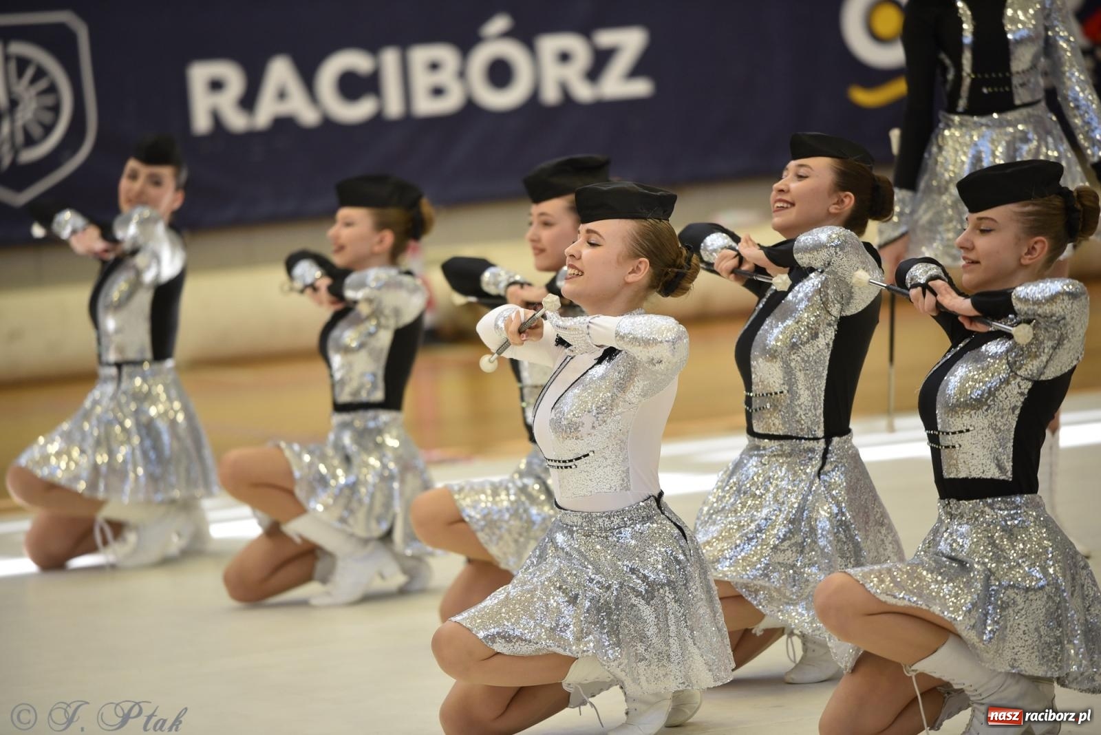 Zdjęcie w galerii na portalu naszraciborz.pl: Mażoretki zawładnęły areną przy Łąkowej. Drugi dzień mistrzostw [FOTO] wiadomości z regionu