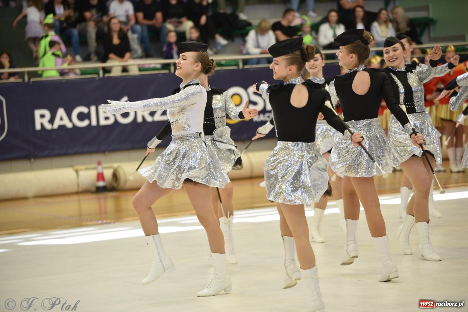 Zdjęcie w galerii na portalu naszraciborz.pl: Mażoretki zawładnęły areną przy Łąkowej. Drugi dzień mistrzostw [FOTO] wiadomości z regionu
