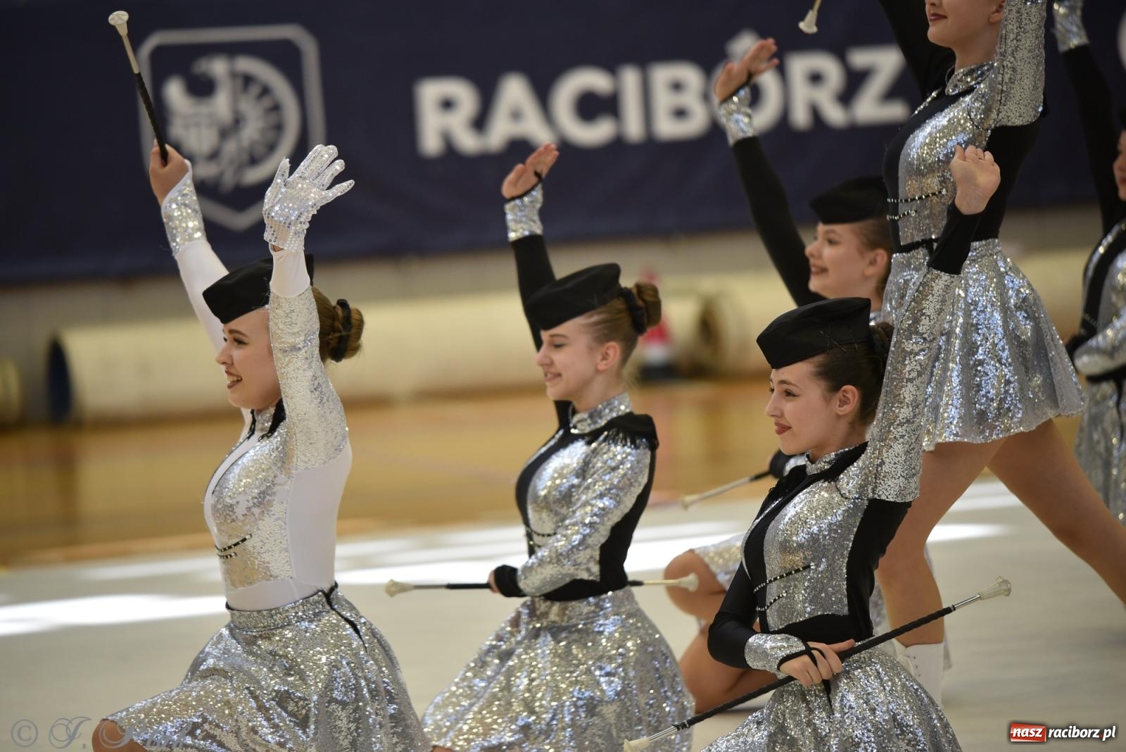 Zdjęcie w galerii na portalu naszraciborz.pl: Mażoretki zawładnęły areną przy Łąkowej. Drugi dzień mistrzostw [FOTO] wiadomości z regionu