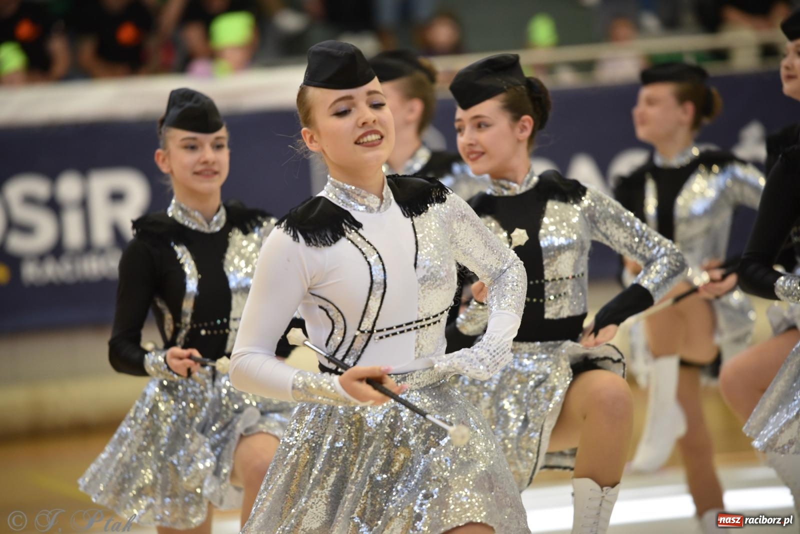 Zdjęcie w galerii na portalu naszraciborz.pl: Mażoretki zawładnęły areną przy Łąkowej. Drugi dzień mistrzostw [FOTO] wiadomości z regionu