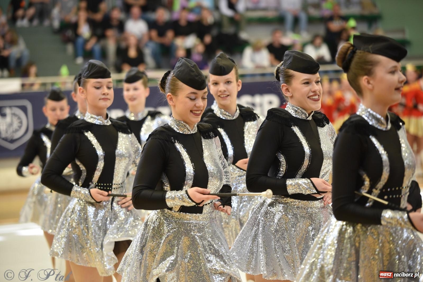 Zdjęcie w galerii na portalu naszraciborz.pl: Mażoretki zawładnęły areną przy Łąkowej. Drugi dzień mistrzostw [FOTO] wiadomości z regionu
