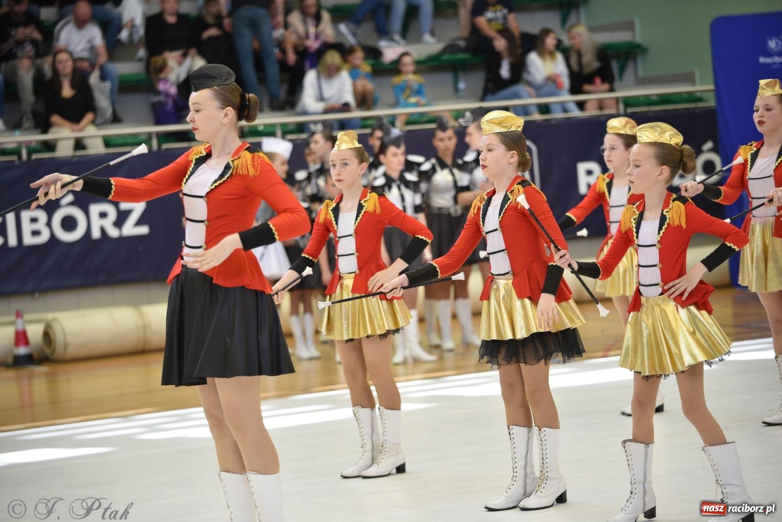 Zdjęcie w galerii na portalu naszraciborz.pl: Mażoretki zawładnęły areną przy Łąkowej. Drugi dzień mistrzostw [FOTO] wiadomości z regionu