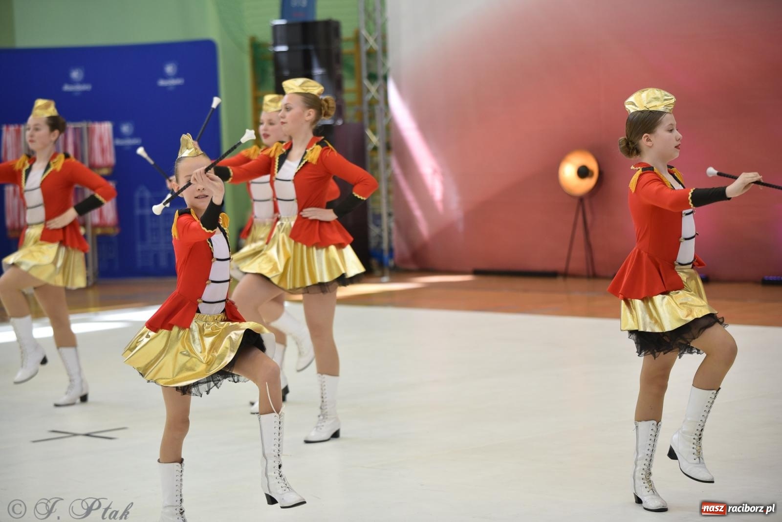 Zdjęcie w galerii na portalu naszraciborz.pl: Mażoretki zawładnęły areną przy Łąkowej. Drugi dzień mistrzostw [FOTO] wiadomości z regionu