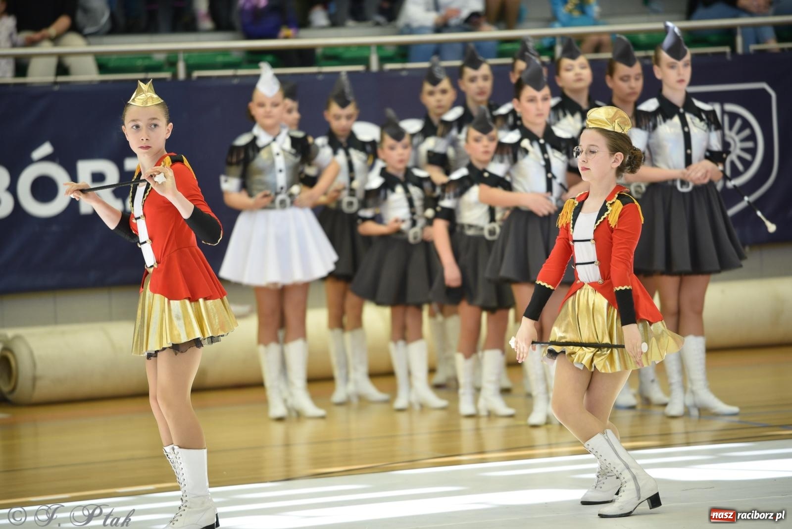 Zdjęcie w galerii na portalu naszraciborz.pl: Mażoretki zawładnęły areną przy Łąkowej. Drugi dzień mistrzostw [FOTO] wiadomości z regionu