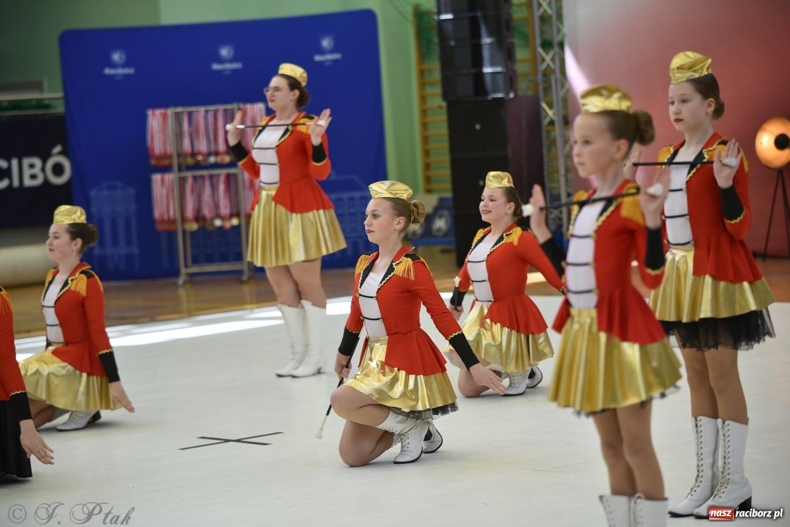 Zdjęcie w galerii na portalu naszraciborz.pl: Mażoretki zawładnęły areną przy Łąkowej. Drugi dzień mistrzostw [FOTO] wiadomości z regionu