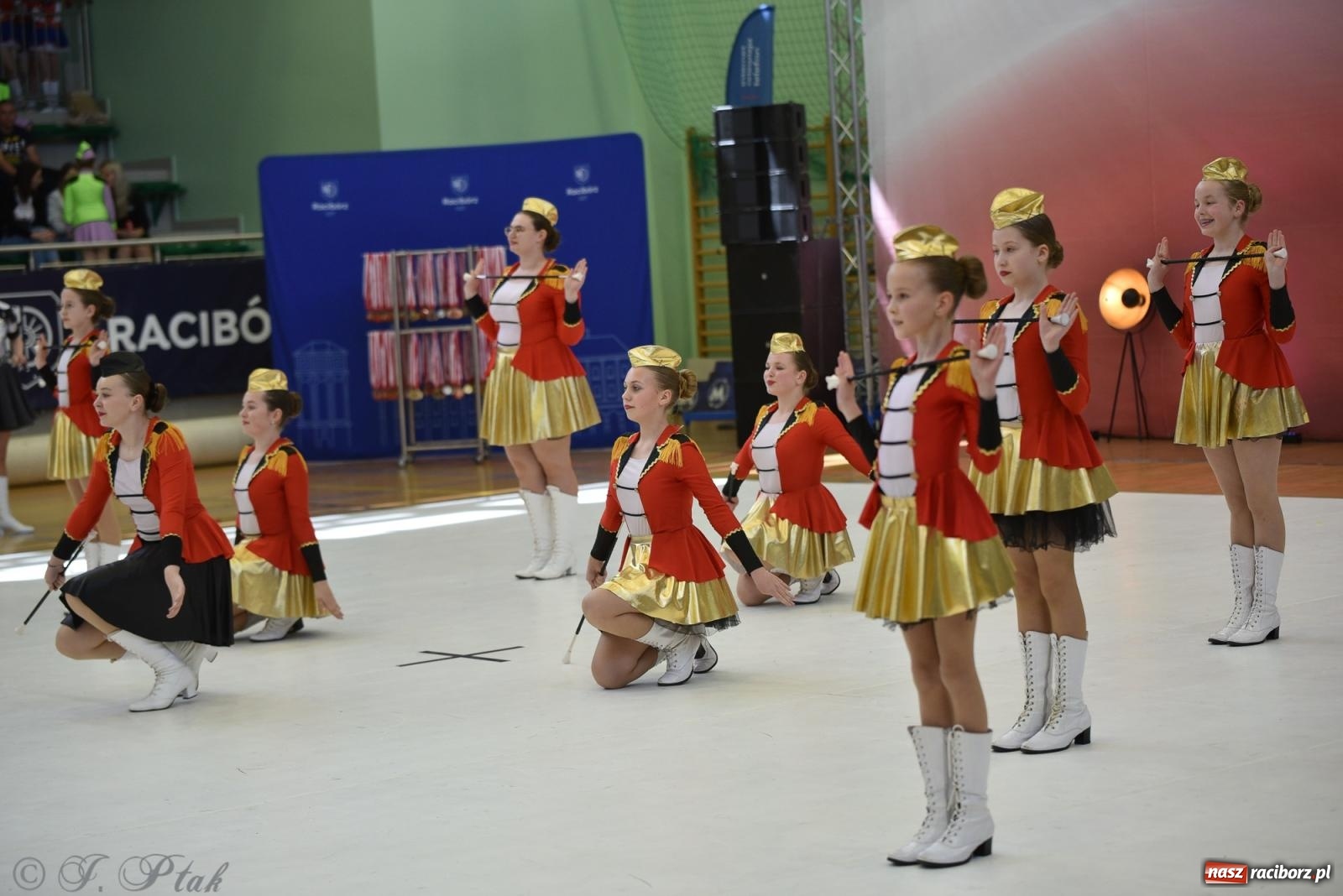 Zdjęcie w galerii na portalu naszraciborz.pl: Mażoretki zawładnęły areną przy Łąkowej. Drugi dzień mistrzostw [FOTO] wiadomości z regionu
