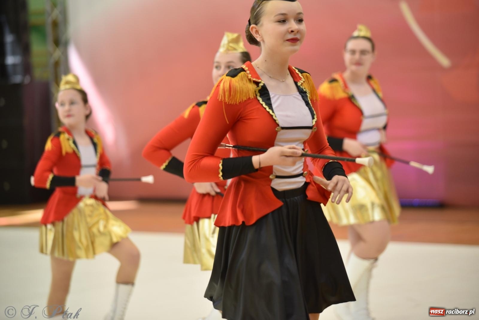 Zdjęcie w galerii na portalu naszraciborz.pl: Mażoretki zawładnęły areną przy Łąkowej. Drugi dzień mistrzostw [FOTO] wiadomości z regionu