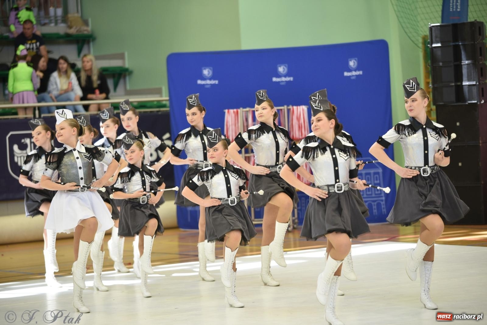 Zdjęcie w galerii na portalu naszraciborz.pl: Mażoretki zawładnęły areną przy Łąkowej. Drugi dzień mistrzostw [FOTO] wiadomości z regionu