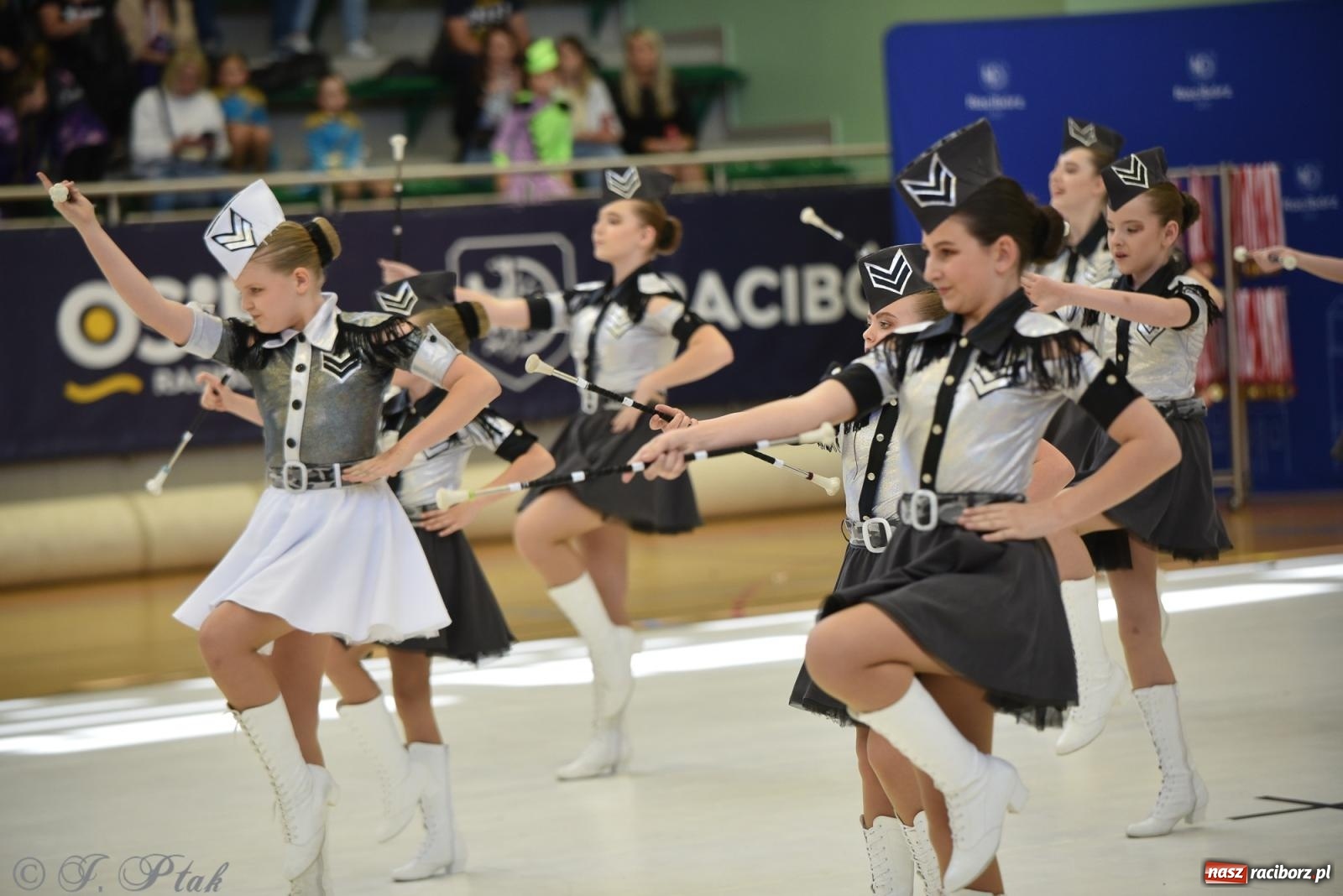 Zdjęcie w galerii na portalu naszraciborz.pl: Mażoretki zawładnęły areną przy Łąkowej. Drugi dzień mistrzostw [FOTO] wiadomości z regionu