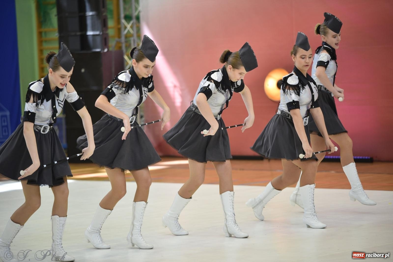 Zdjęcie w galerii na portalu naszraciborz.pl: Mażoretki zawładnęły areną przy Łąkowej. Drugi dzień mistrzostw [FOTO] wiadomości z regionu