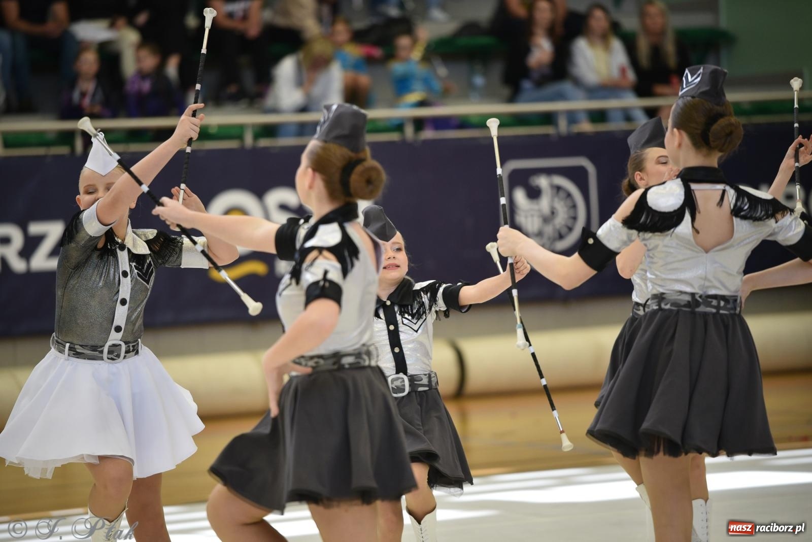 Zdjęcie w galerii na portalu naszraciborz.pl: Mażoretki zawładnęły areną przy Łąkowej. Drugi dzień mistrzostw [FOTO] wiadomości z regionu