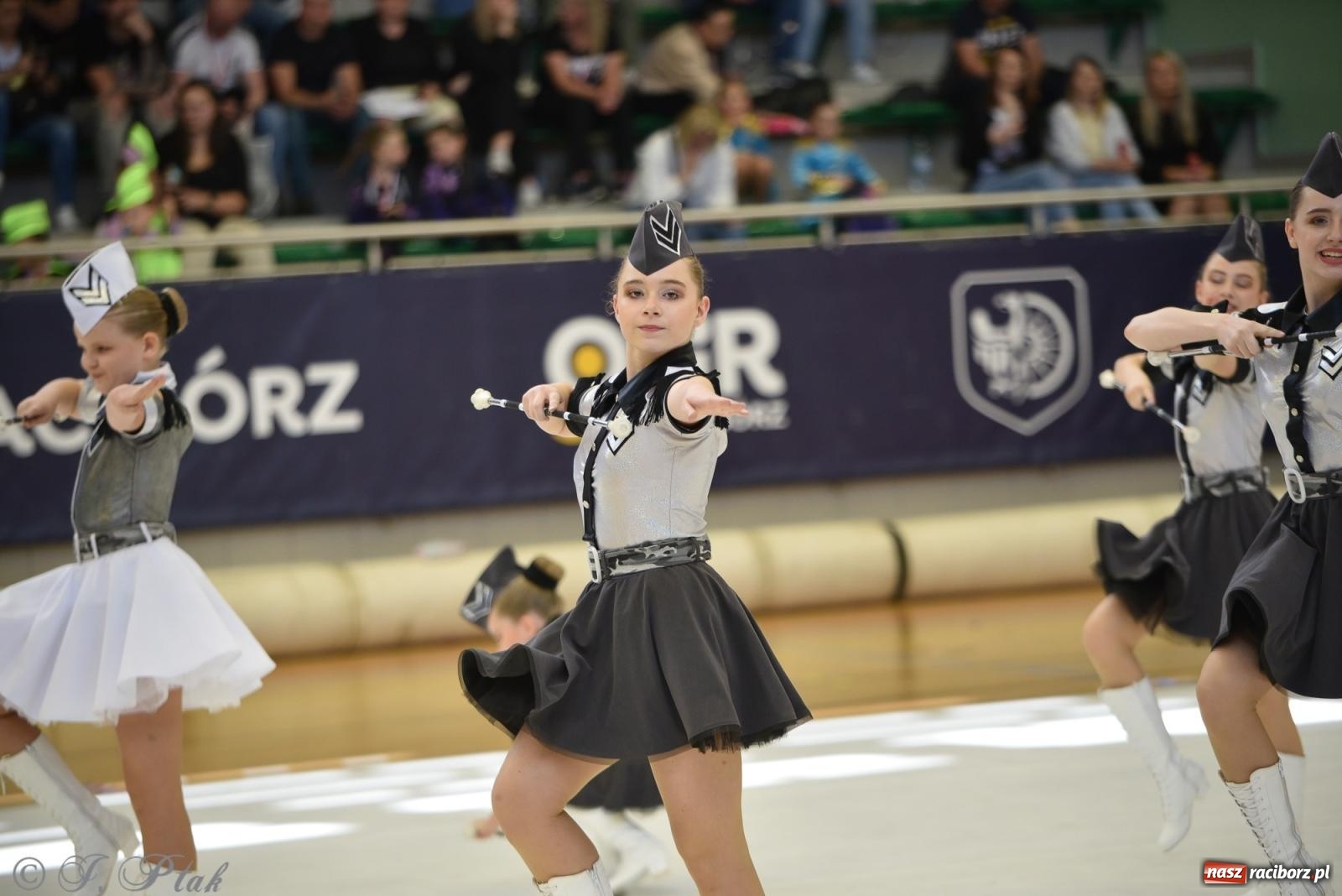 Zdjęcie w galerii na portalu naszraciborz.pl: Mażoretki zawładnęły areną przy Łąkowej. Drugi dzień mistrzostw [FOTO] wiadomości z regionu