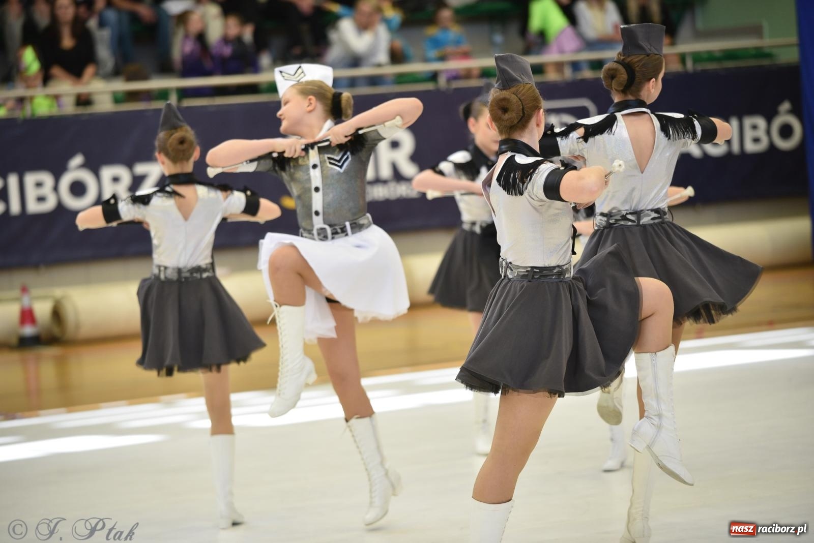 Zdjęcie w galerii na portalu naszraciborz.pl: Mażoretki zawładnęły areną przy Łąkowej. Drugi dzień mistrzostw [FOTO] wiadomości z regionu