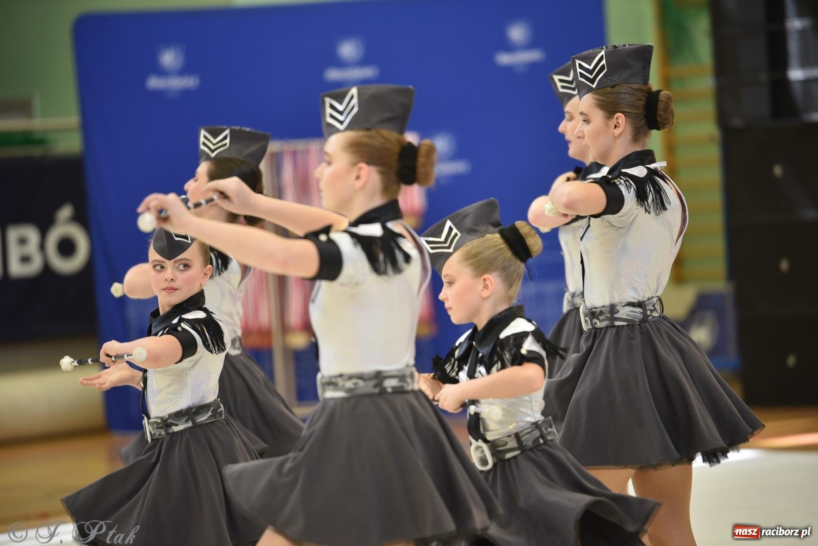 Zdjęcie w galerii na portalu naszraciborz.pl: Mażoretki zawładnęły areną przy Łąkowej. Drugi dzień mistrzostw [FOTO] wiadomości z regionu