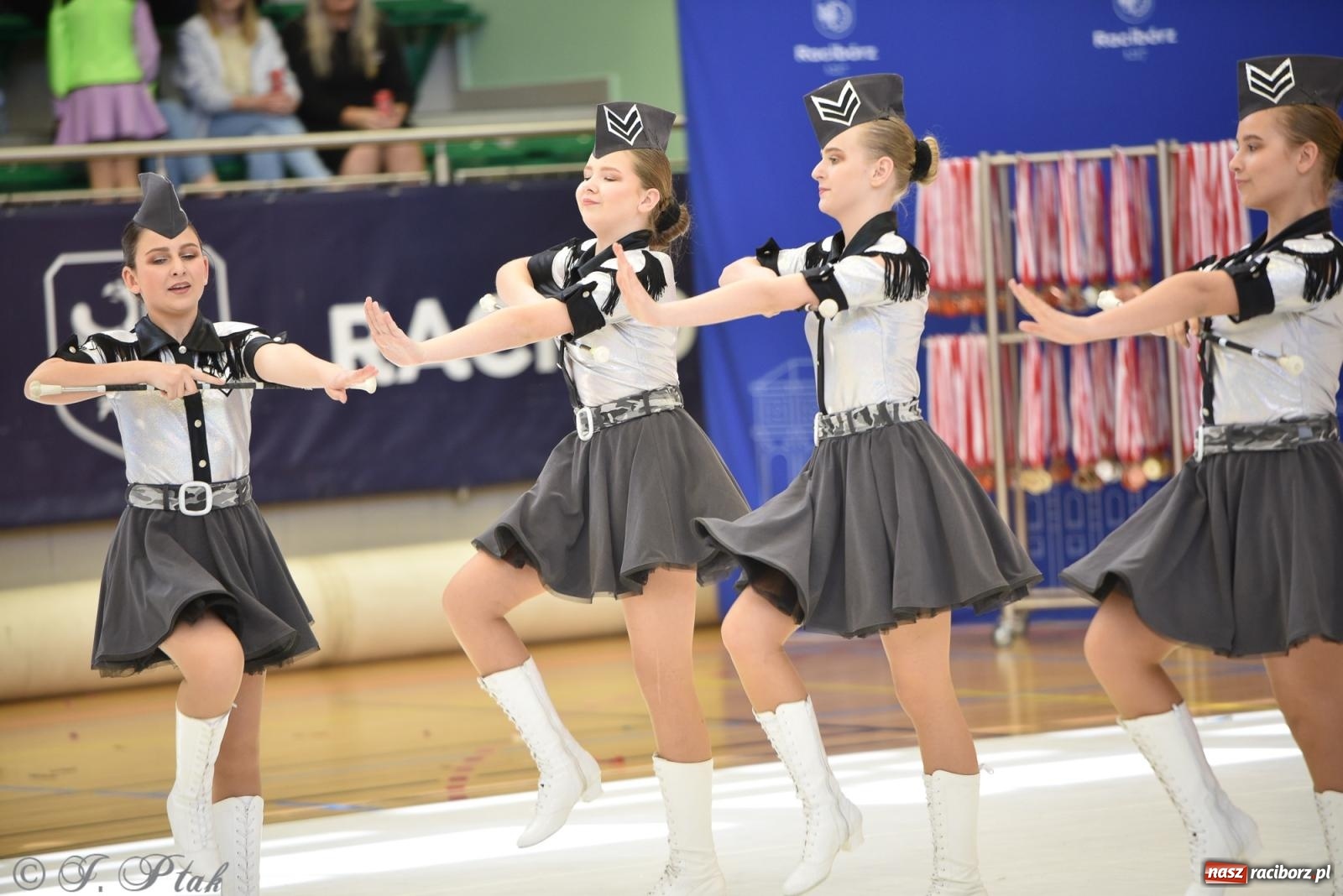 Zdjęcie w galerii na portalu naszraciborz.pl: Mażoretki zawładnęły areną przy Łąkowej. Drugi dzień mistrzostw [FOTO] wiadomości z regionu