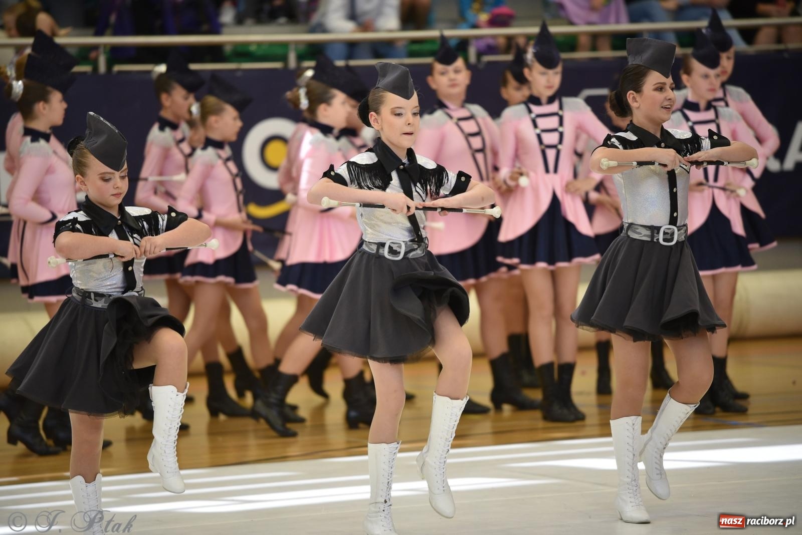 Zdjęcie w galerii na portalu naszraciborz.pl: Mażoretki zawładnęły areną przy Łąkowej. Drugi dzień mistrzostw [FOTO] wiadomości z regionu