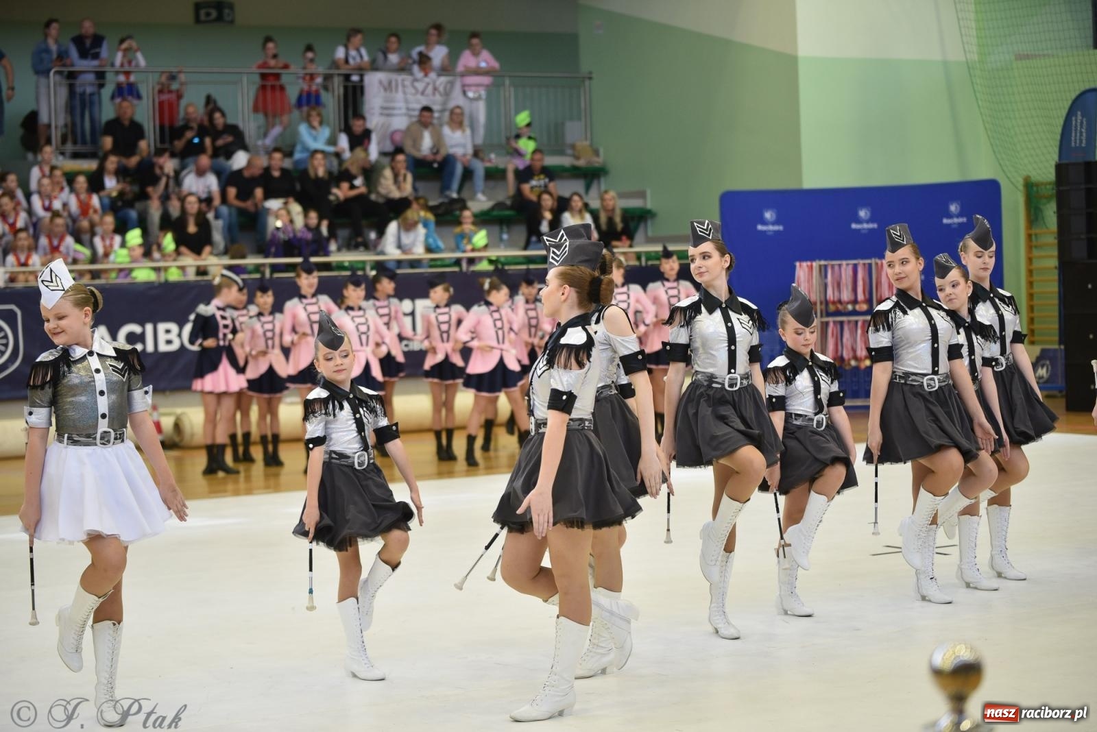 Zdjęcie w galerii na portalu naszraciborz.pl: Mażoretki zawładnęły areną przy Łąkowej. Drugi dzień mistrzostw [FOTO] wiadomości z regionu